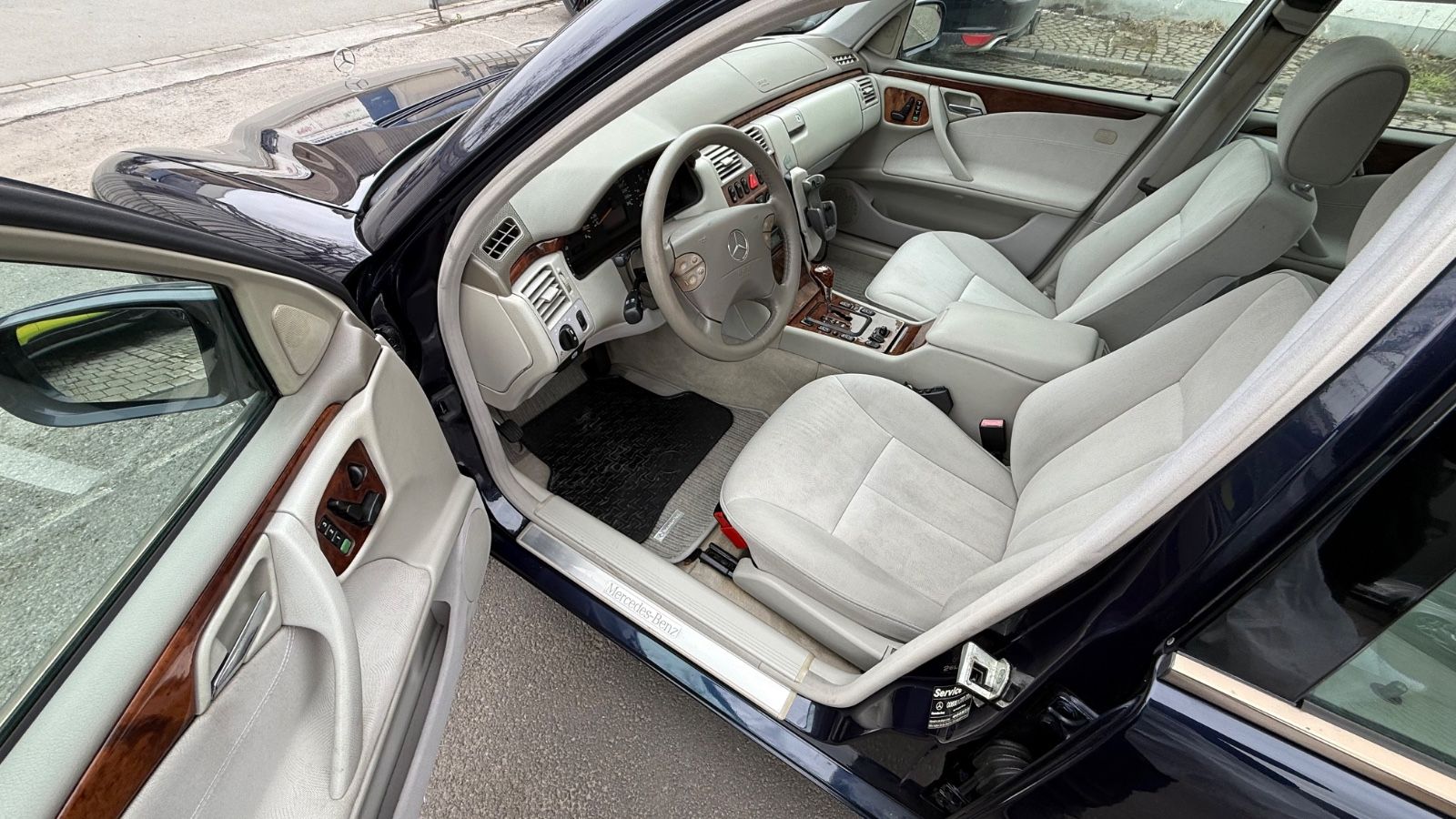 Fahrzeugabbildung Mercedes-Benz E 270 CDI ELEGANCE