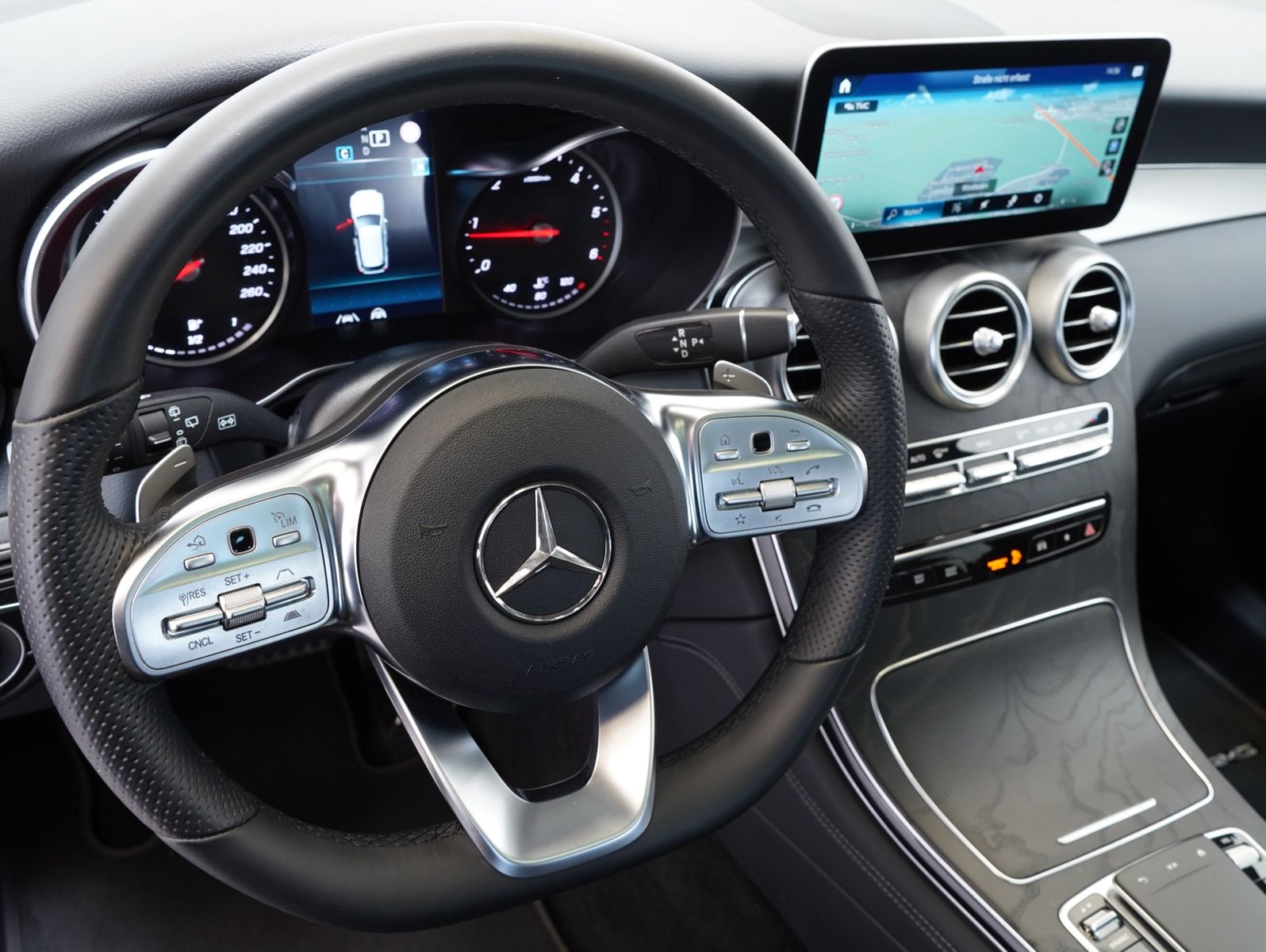 Fahrzeugabbildung Mercedes-Benz GLC 220 d 4Matic AMG Line LED/ILS/DISTRONIC/PANO