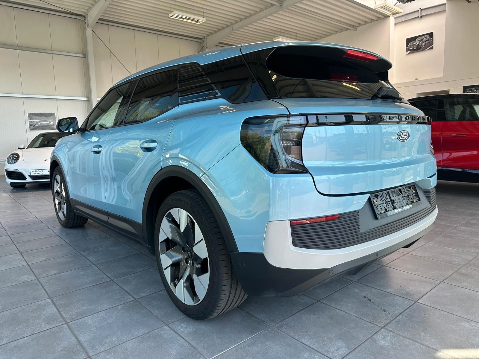 Fahrzeugabbildung Ford Explorer Premium RWD range extender