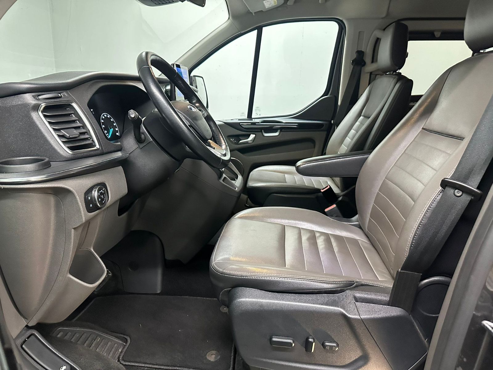 Fahrzeugabbildung Ford Tourneo Custom  320 L2H1 Titanium X*ACC*SDH*2KLI