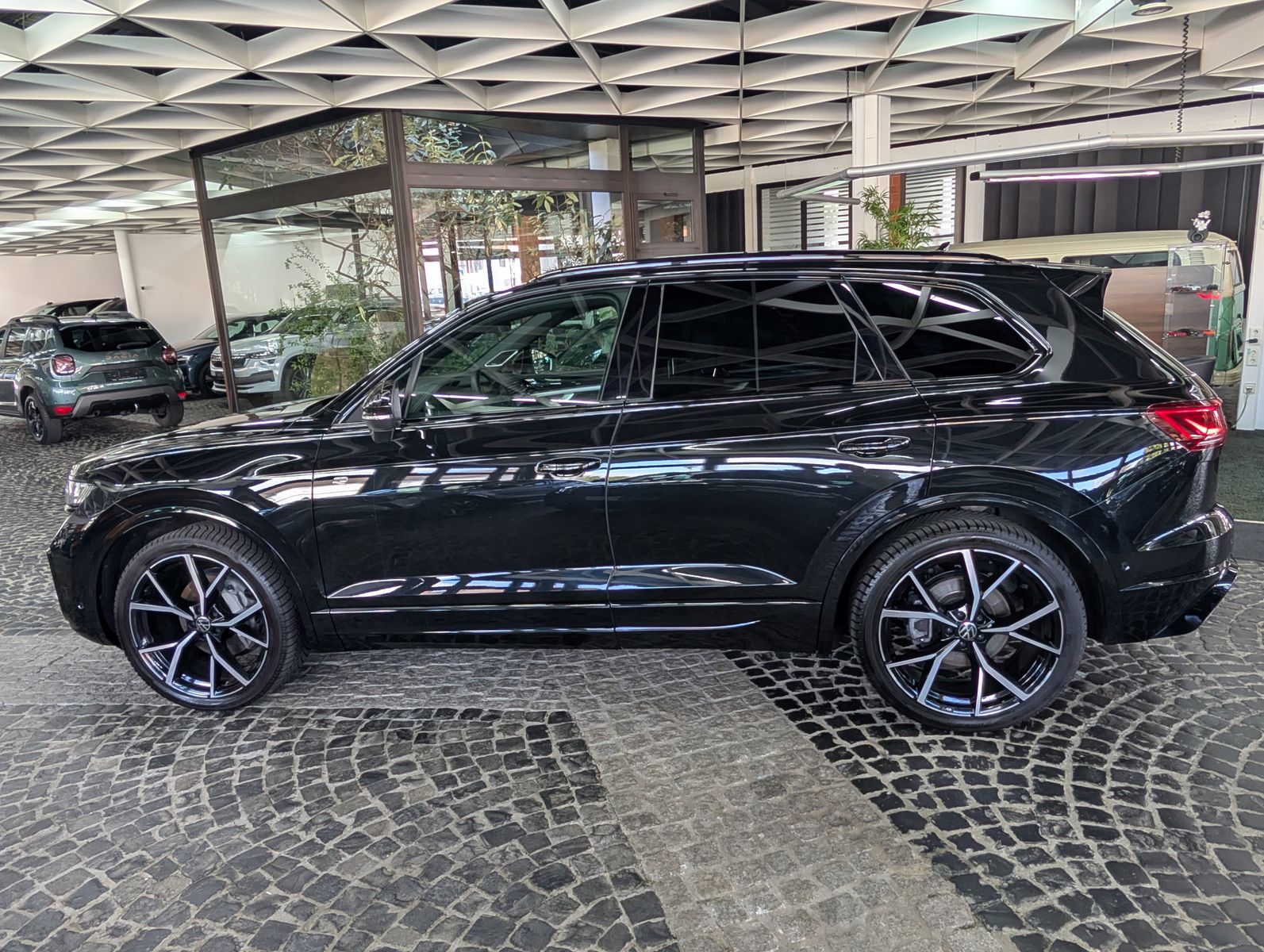 Fahrzeugabbildung Volkswagen Touareg 3.0TDI 4M R-Line VOLL Black 22" UPE 114T