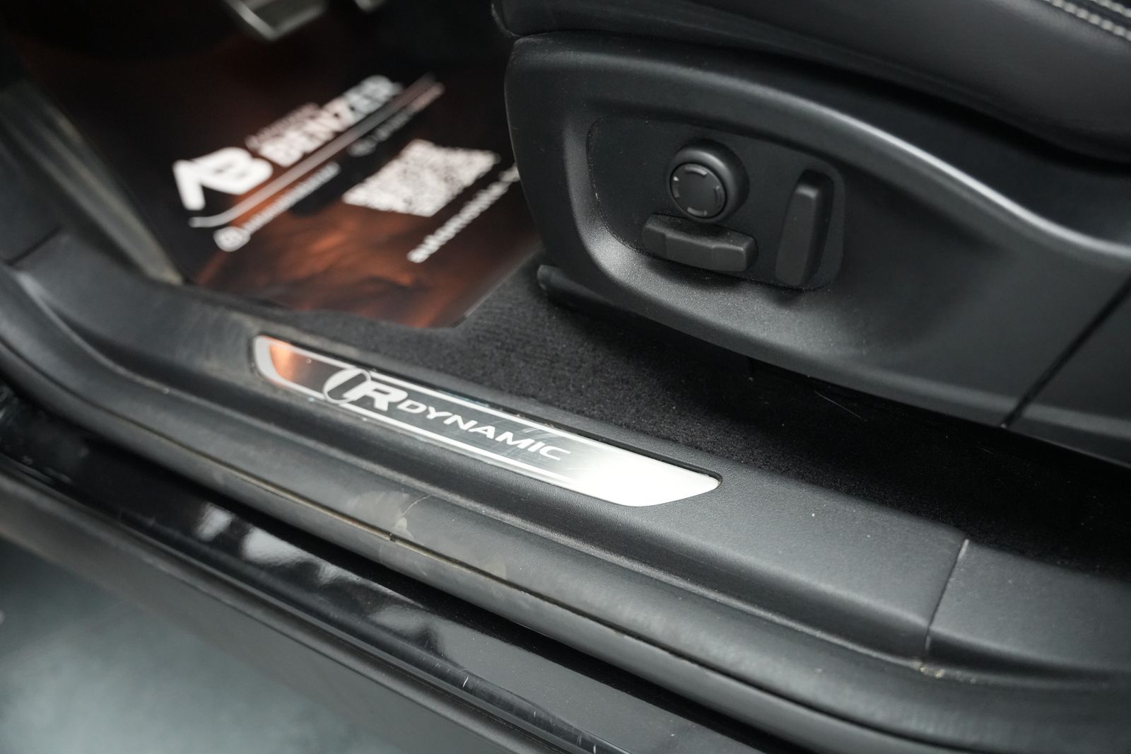 Fahrzeugabbildung Jaguar E-PACE R-Dynamic SE *Meridian*Memory*Virtual*ACC