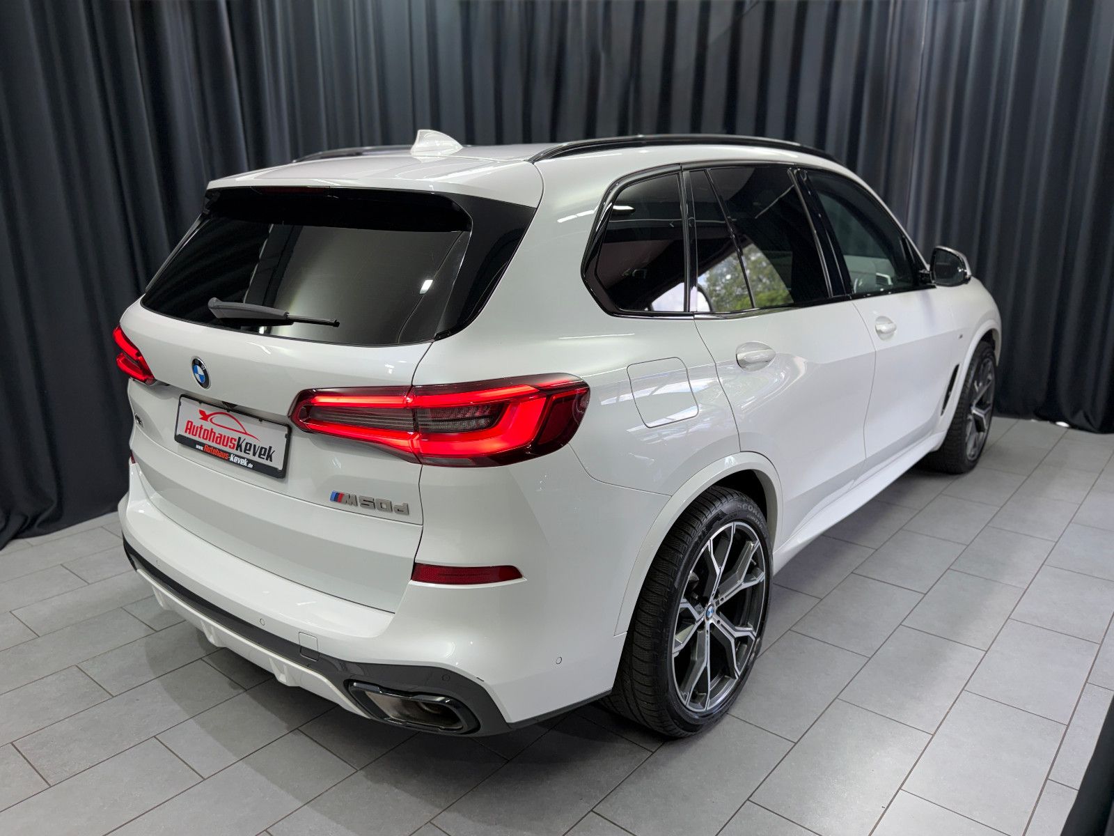 Fahrzeugabbildung BMW X5 M50d|LASER|H&K|360°|PANO|GESTIK|AHK|HuD