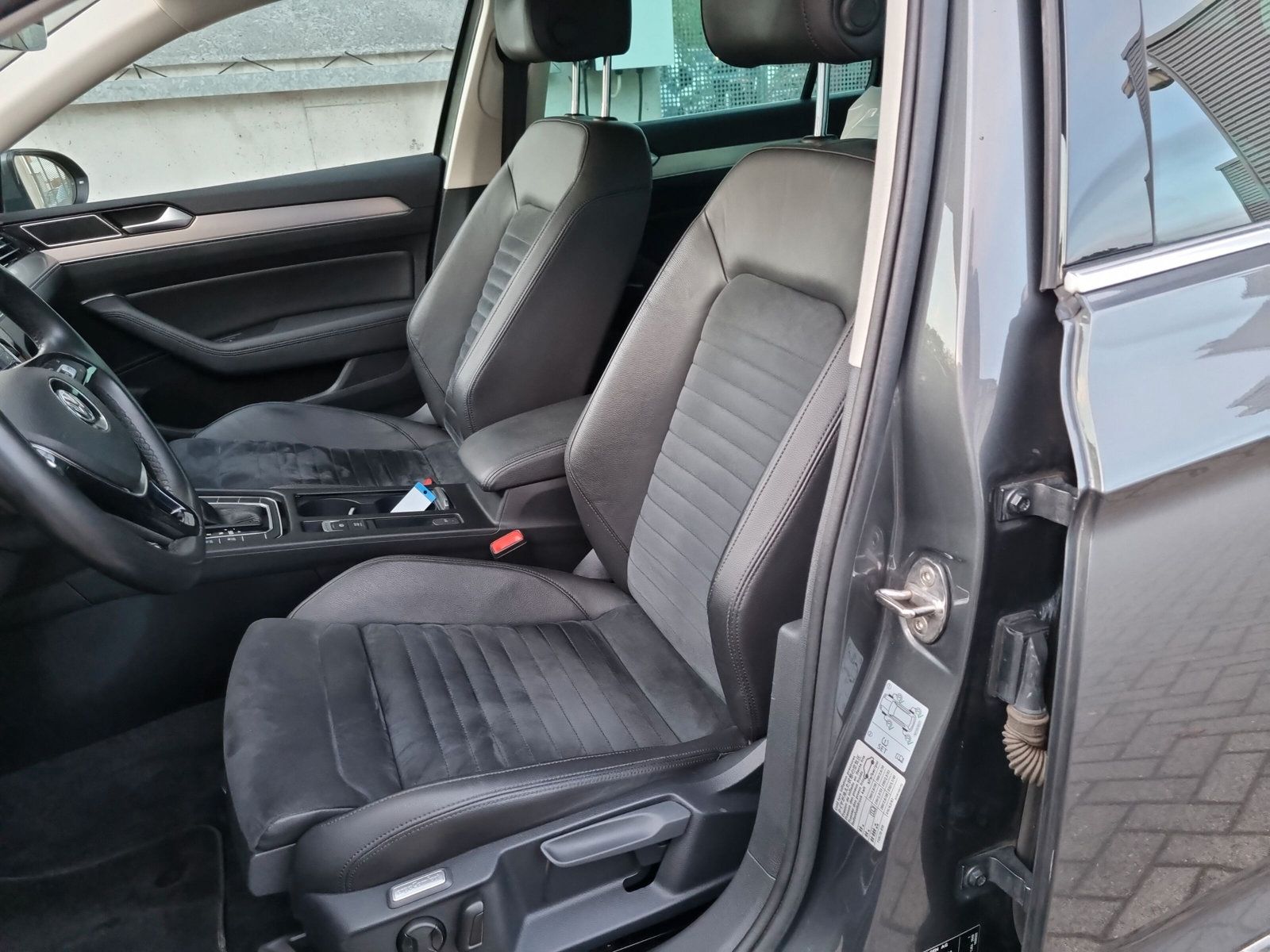 Fahrzeugabbildung Volkswagen Passat Variant 1.8 TSI DSG R-Line AHK eKLAPPE KA