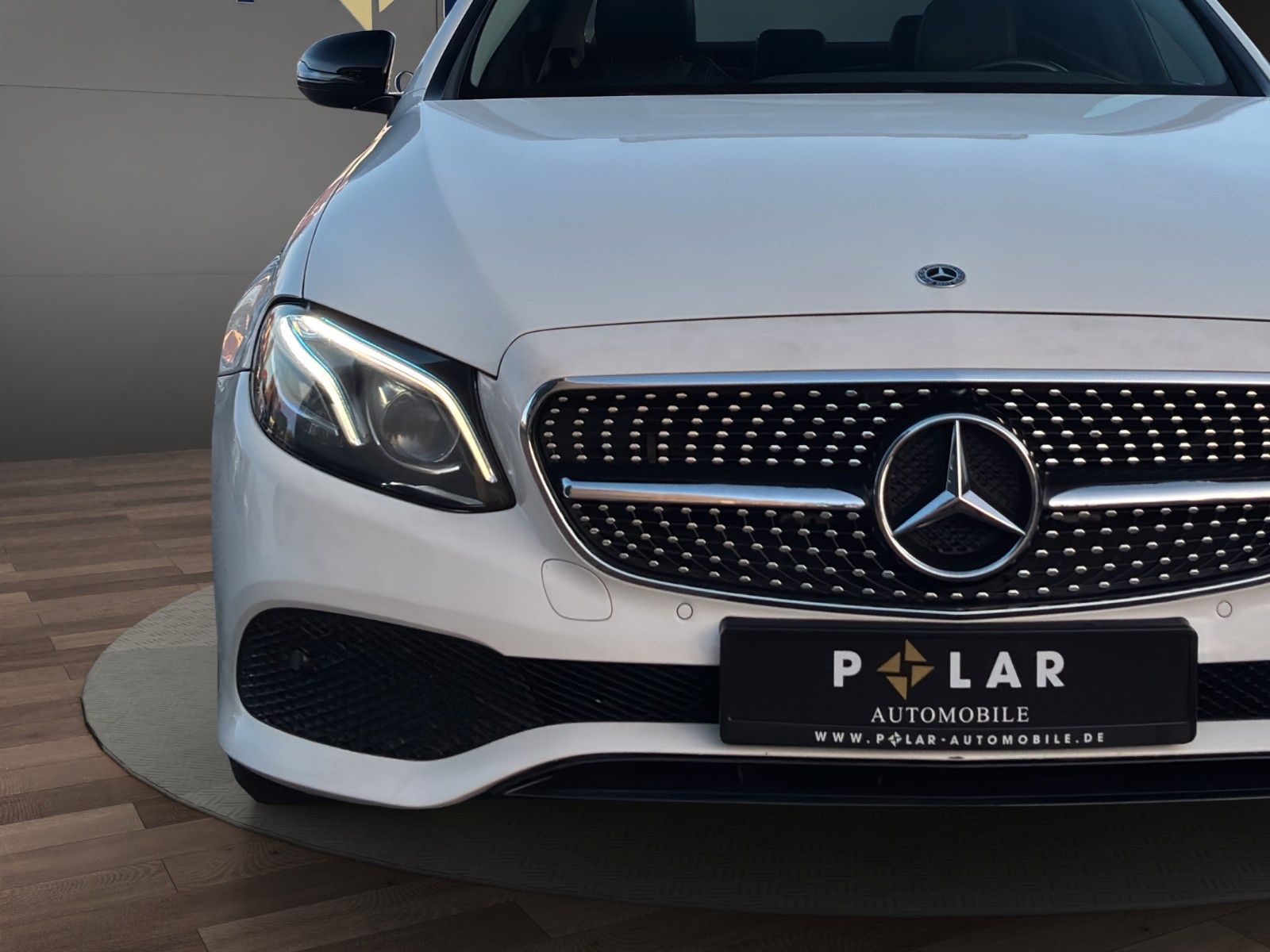 Fahrzeugabbildung Mercedes-Benz E 220d Lim. Pano/Widescreen/Kamera/MBeam