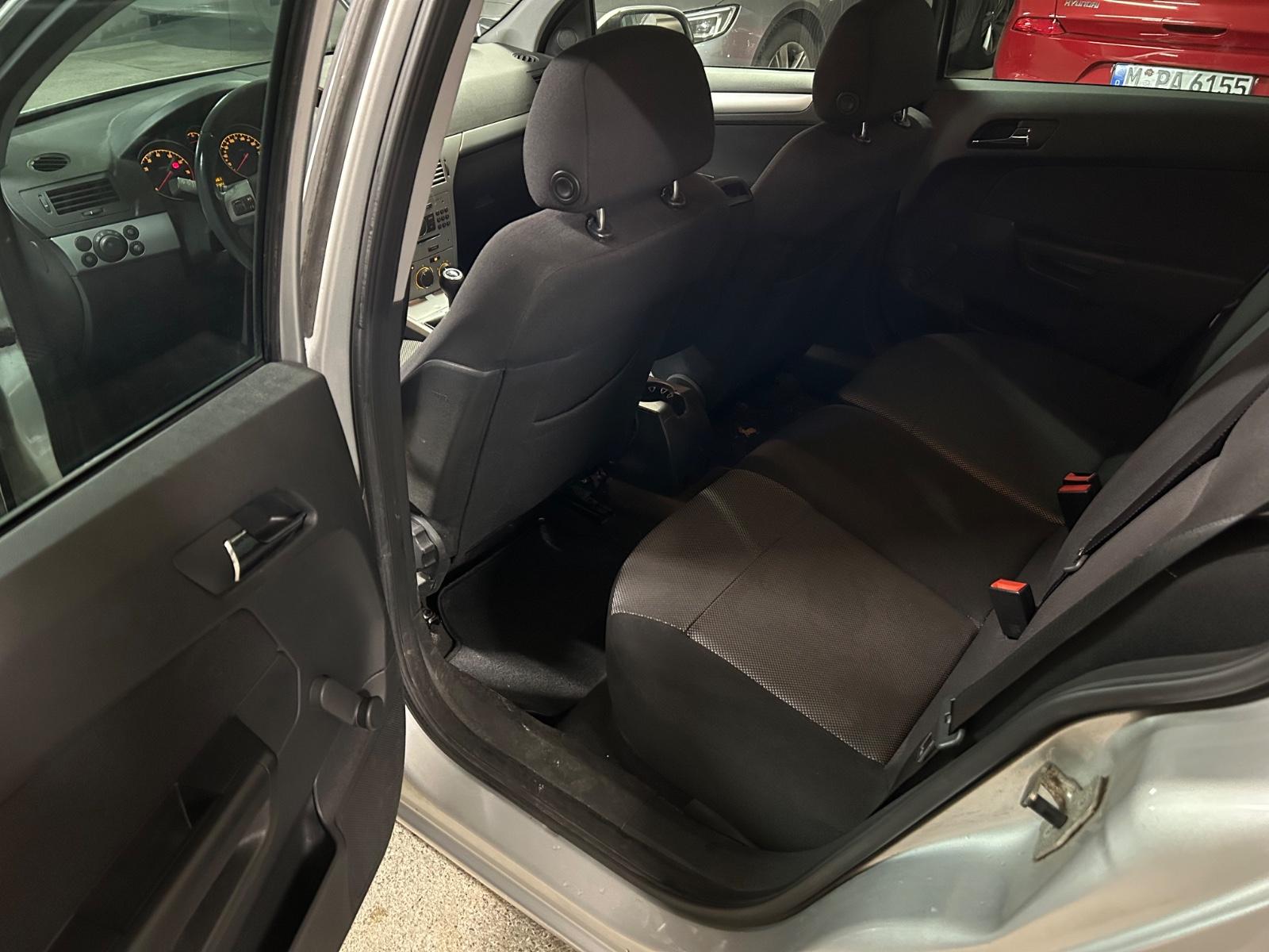 Opel Astra 2009 — photo 11