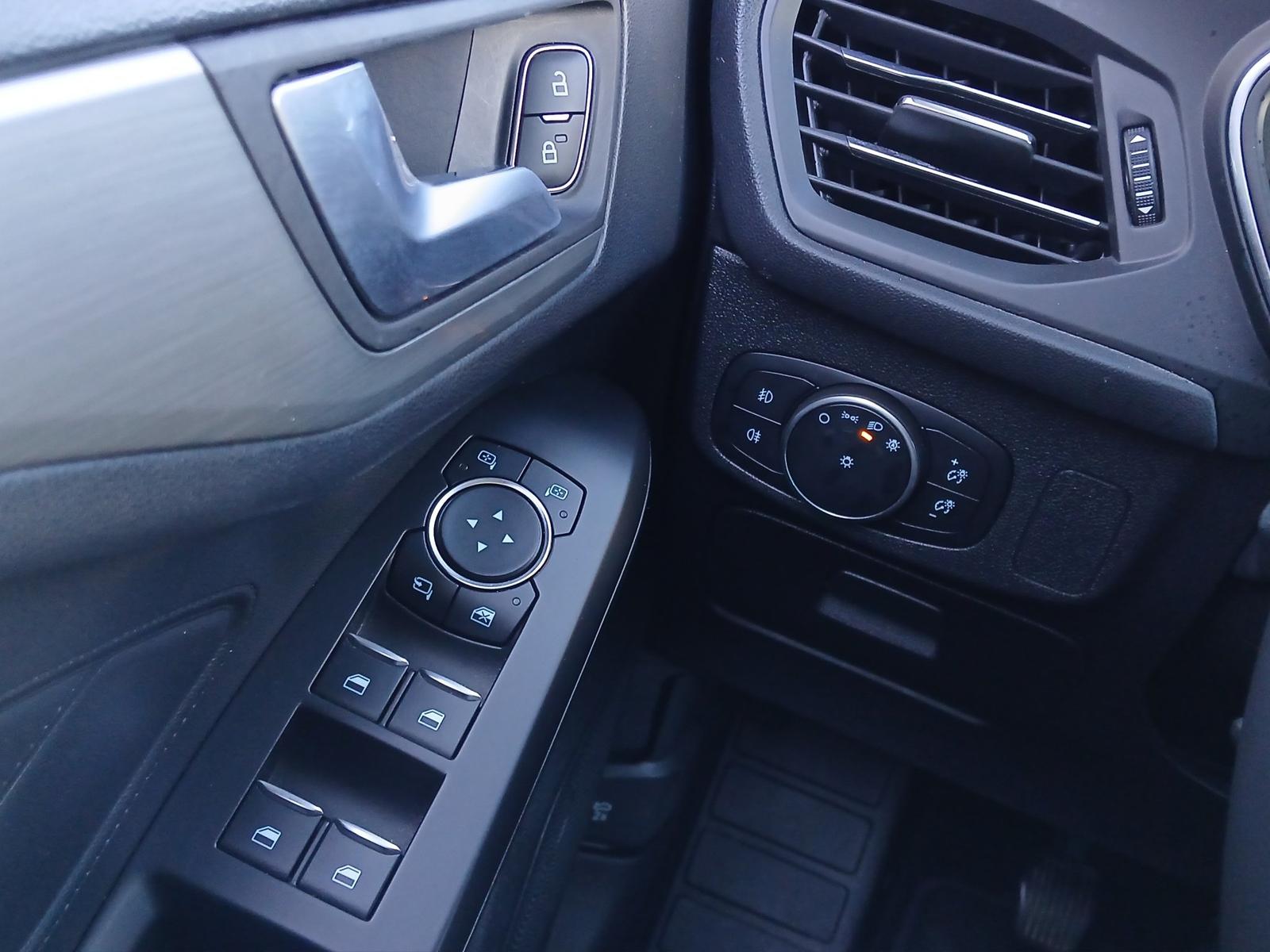 Ford Focus Titanium Turnier LED NAVI AHK KAMERA