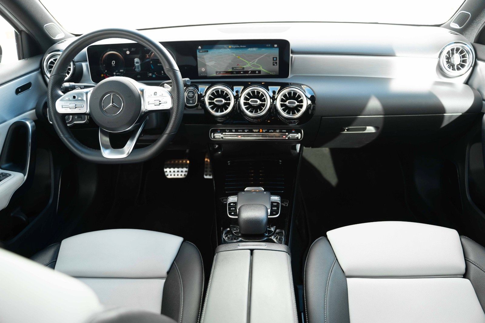 Fahrzeugabbildung Mercedes-Benz A250 AMG MBUX LED KAM BLACK/WHITE-LEDER 1.HAND
