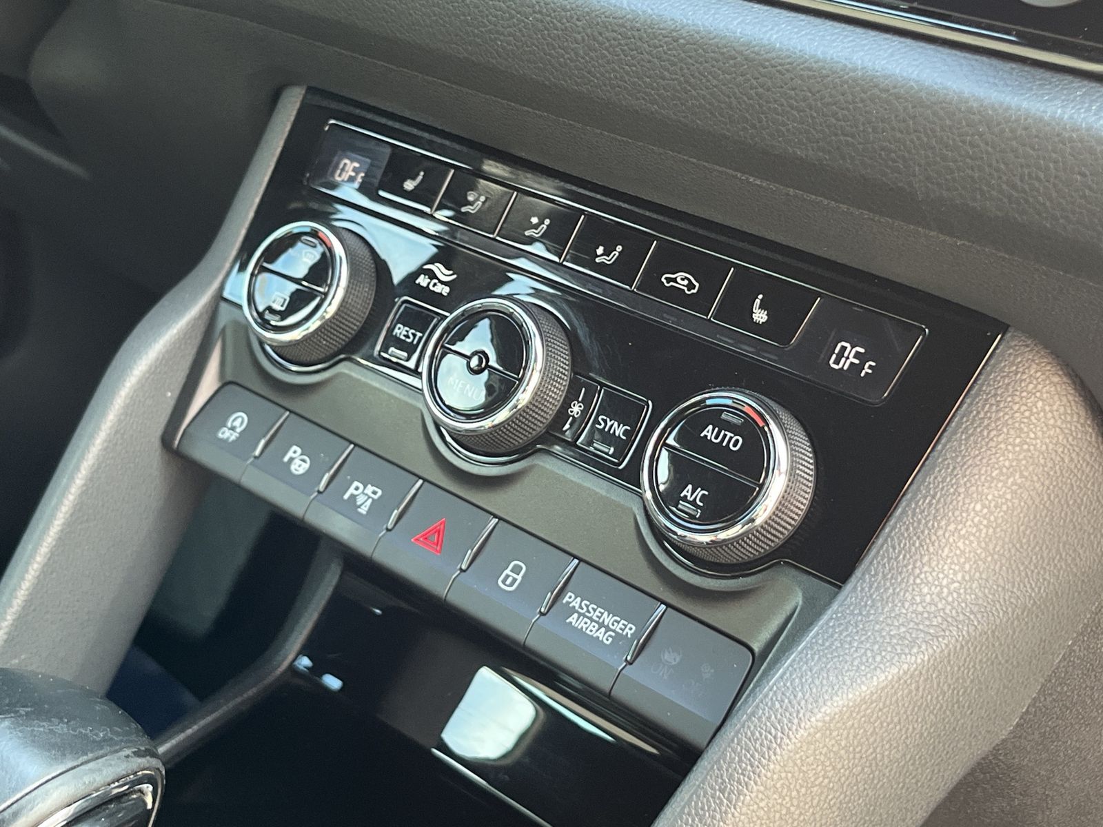Fahrzeugabbildung SKODA Kodiaq Sportline 4x4*SHZ*LHZ*NAVI*AHK*ACC**