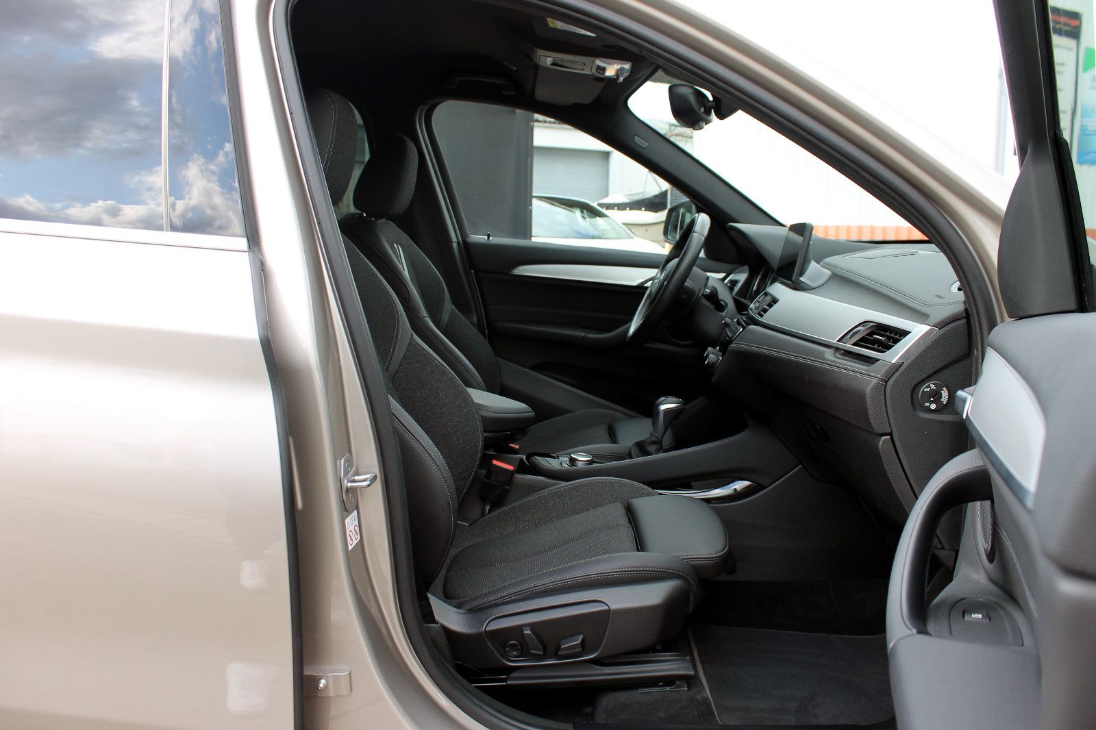 Fahrzeugabbildung BMW X1 xDrive 25e Sport Line Steptr ACC NAVI PDC KAM