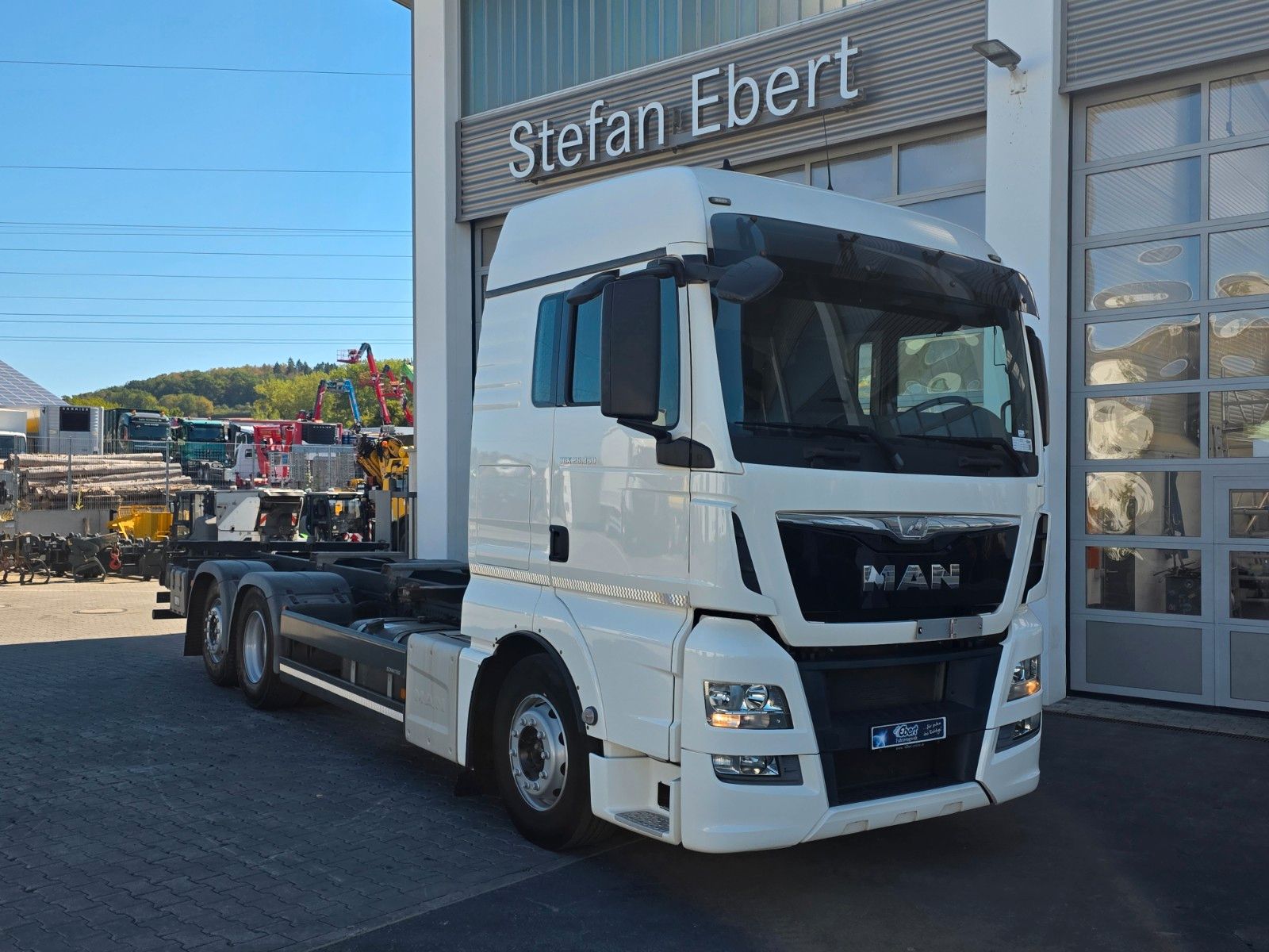 Fahrzeugabbildung MAN TGX 26.360 6x2-2 LL BDF Fahrschule 5 Sitze AHK