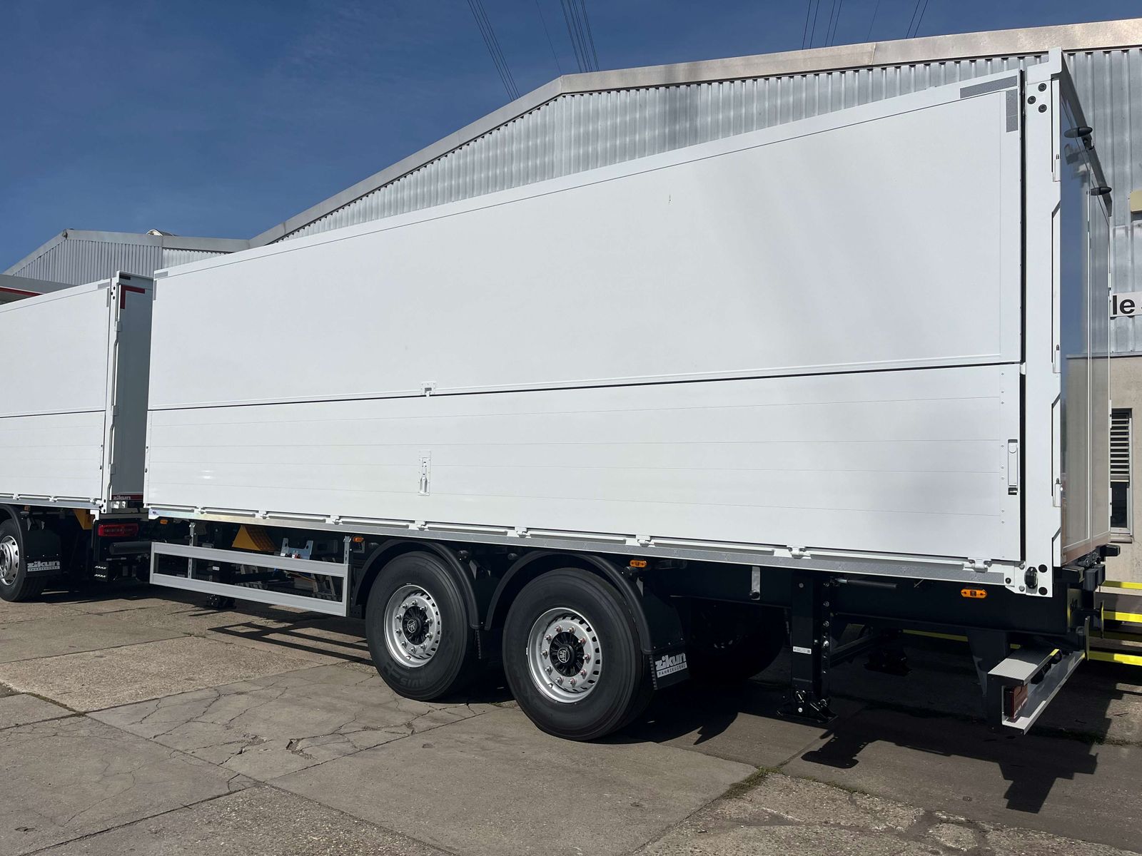 Fahrzeugabbildung DAF FAN XF480 Swing-Board-Aufbau für Mitnahmestapler