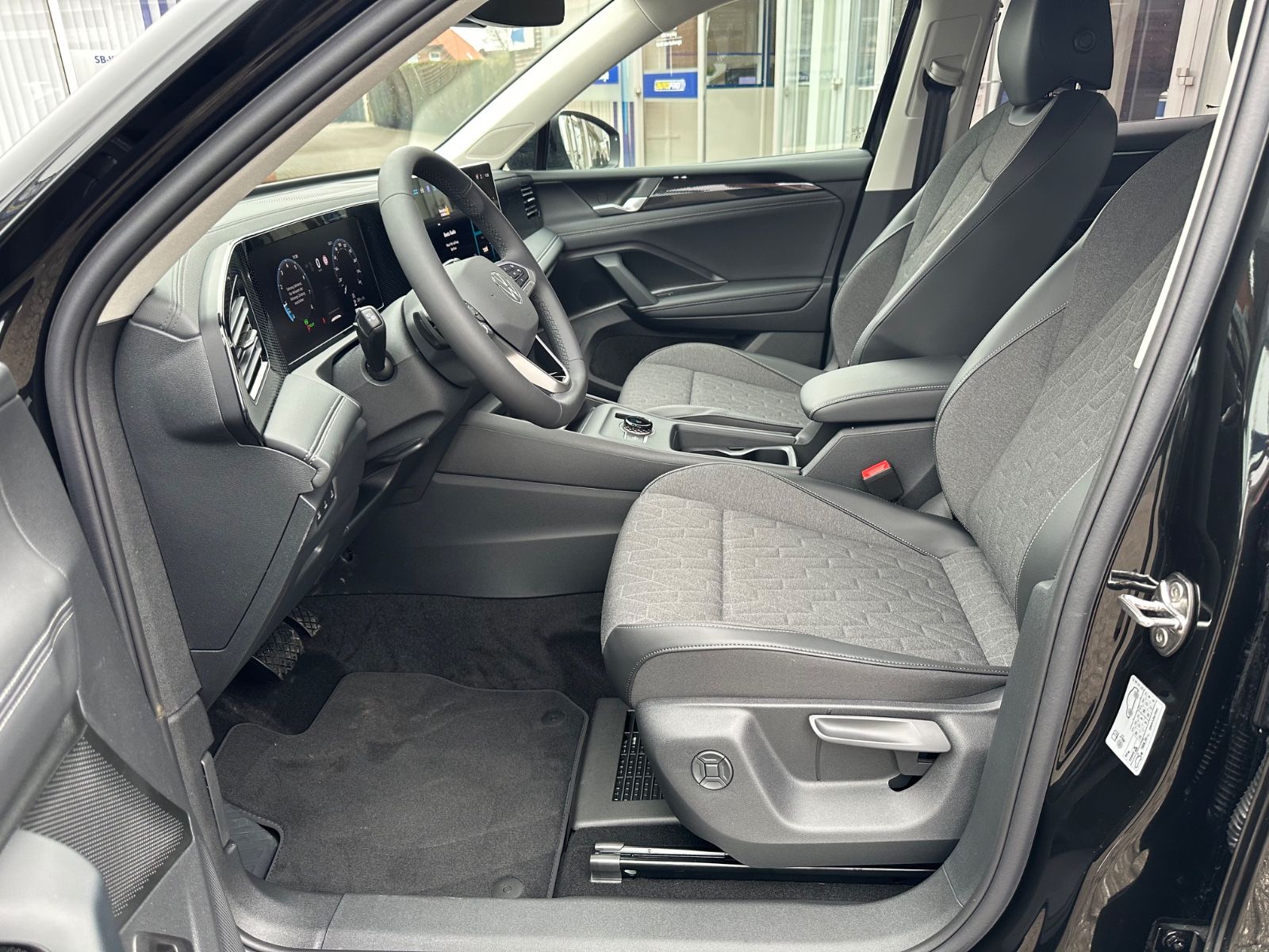 Fahrzeugabbildung Volkswagen Tiguan 1.5 eTSI Life DSG ACC/LED/Einparkh/Shzg