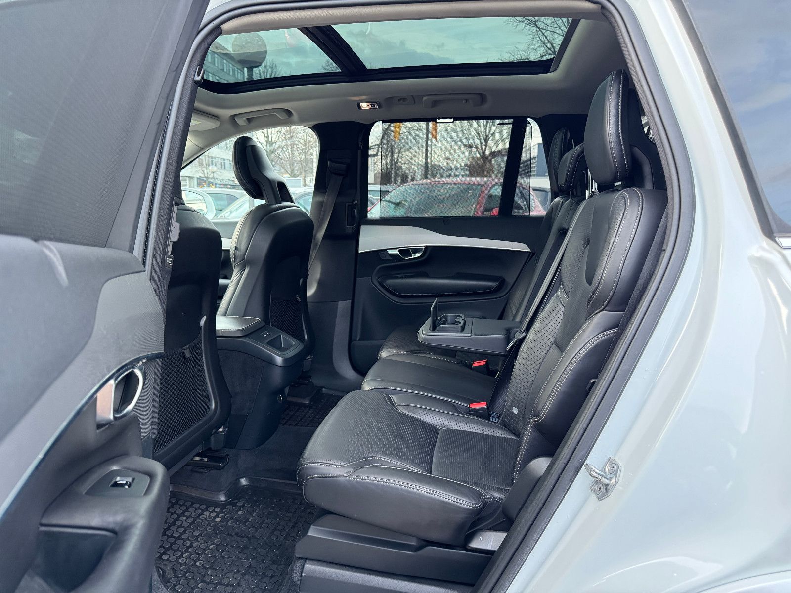 Fahrzeugabbildung Volvo XC90 INSCRIPTION AWD PANO HUD SITZKLIMA MEMORY