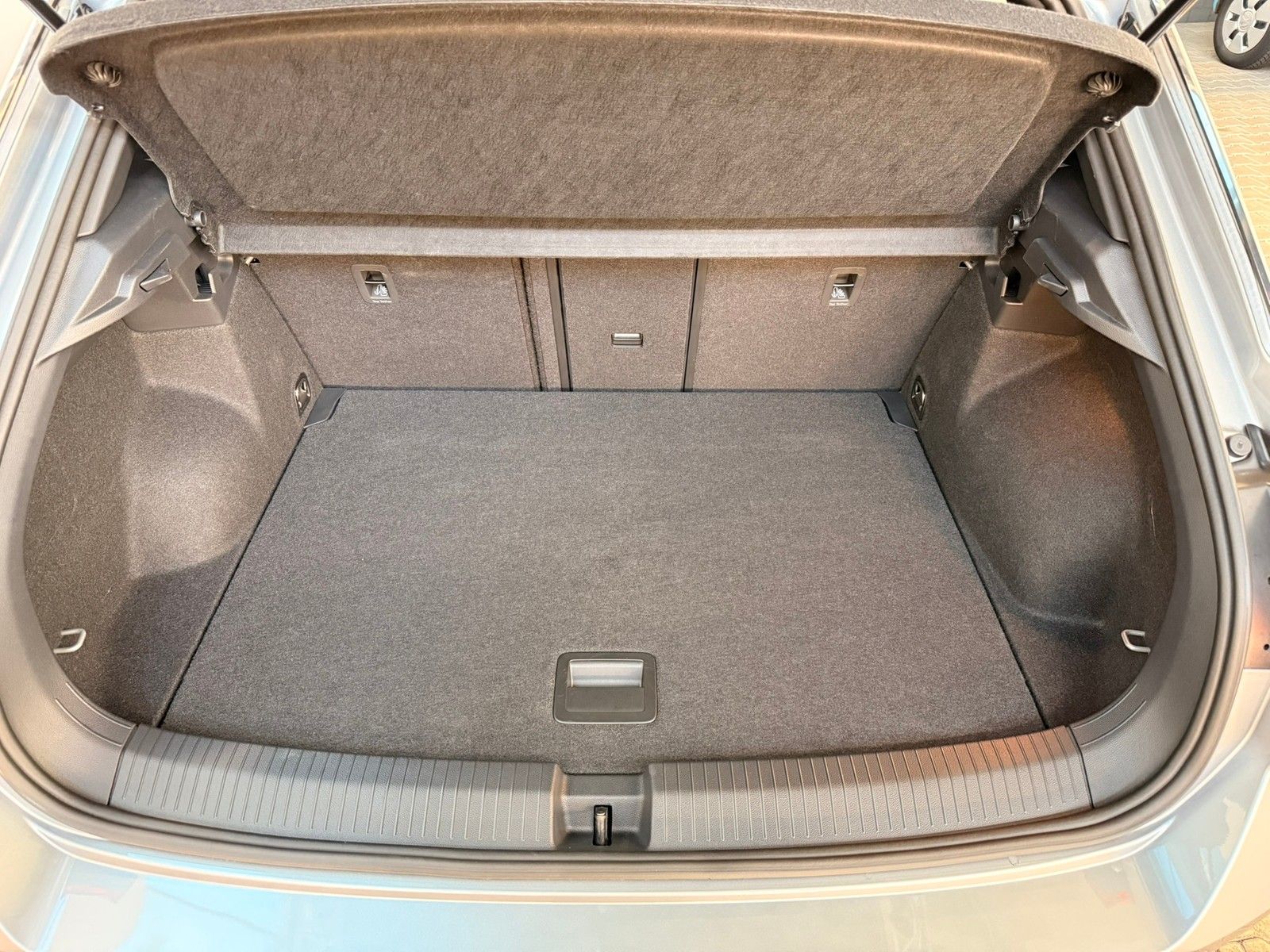 Fahrzeugabbildung Volkswagen T-Roc 1,5 TSI R-Line DSG + AHK + IQ.Light + Navi