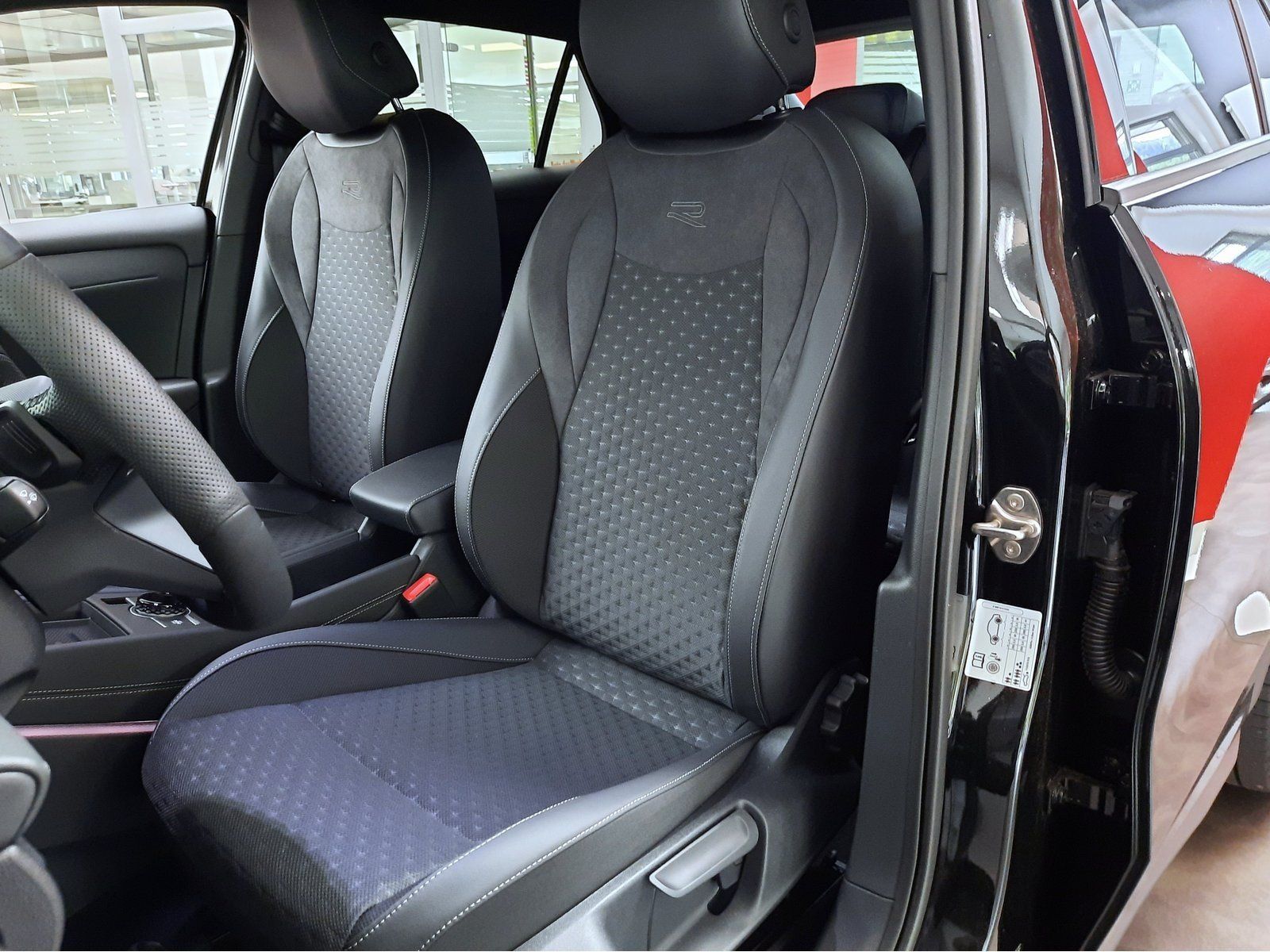 Fahrzeugabbildung Volkswagen T-Roc eTSI R-Line Black&Style DSG *AHK*Cam*ACC*
