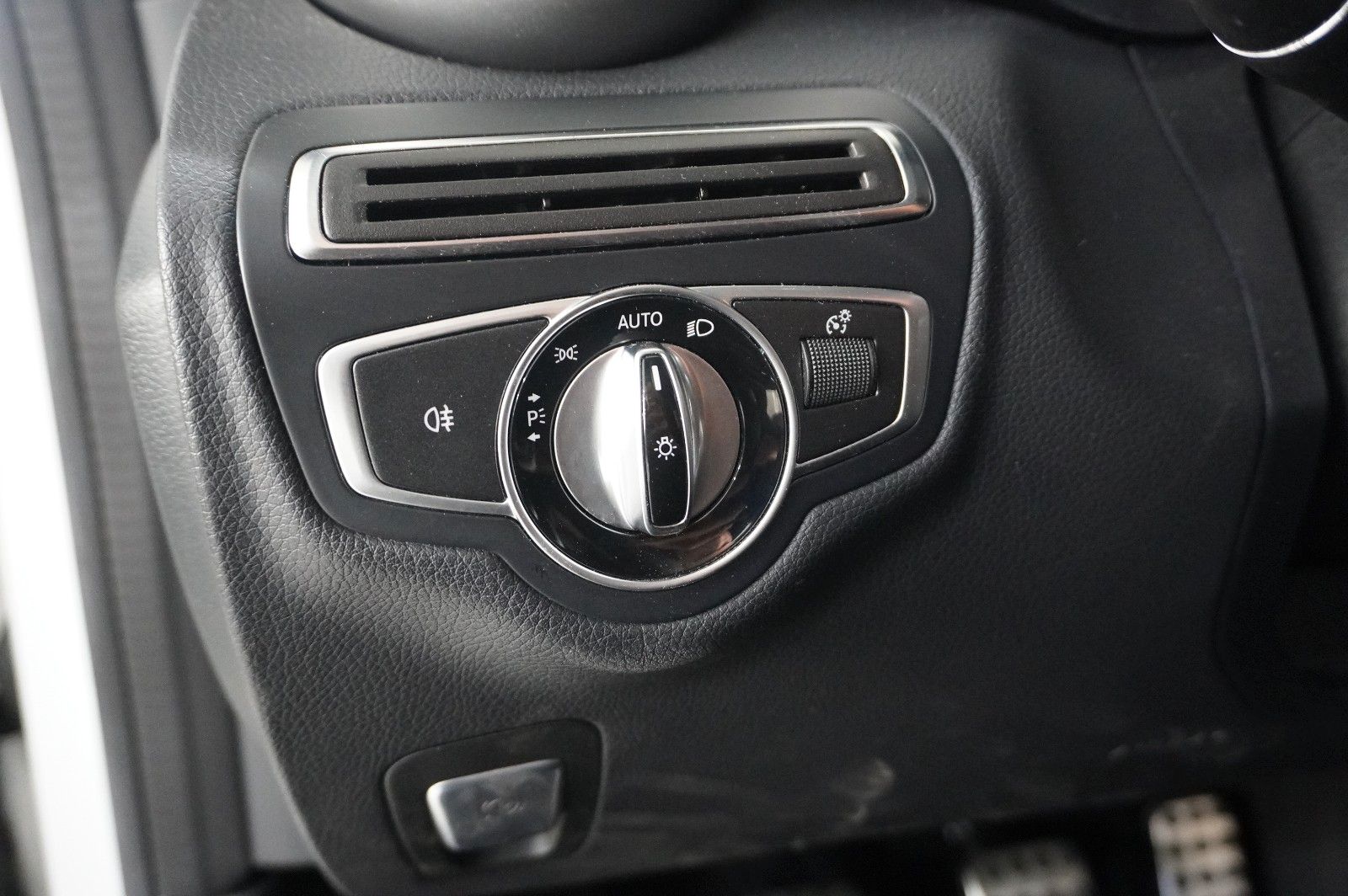 Fahrzeugabbildung Mercedes-Benz C 180 COUPE SPORT NAVI/LED/KAMERA/SPORT/SHZ/AMG