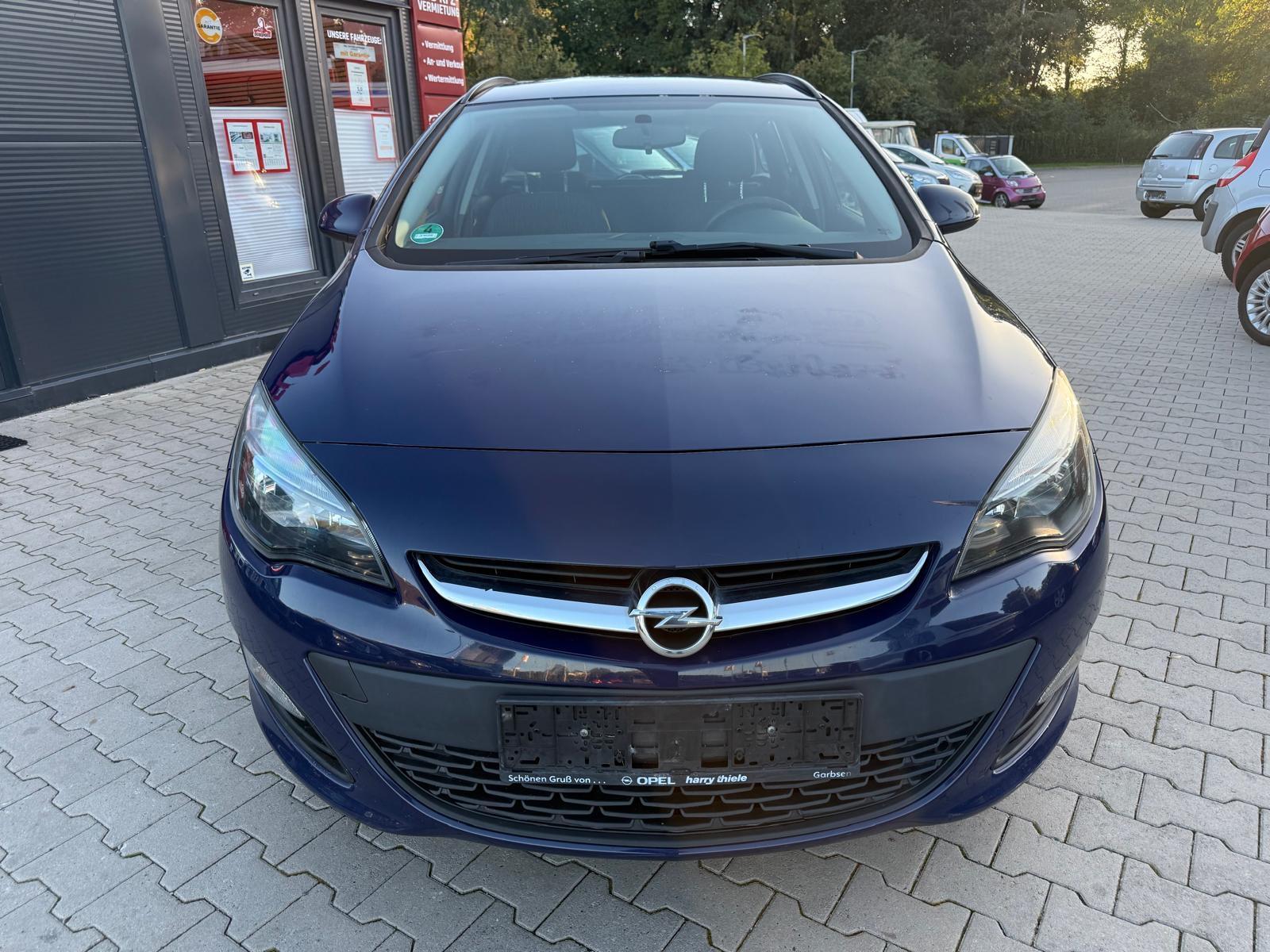 Opel Astra 2015 — rear view