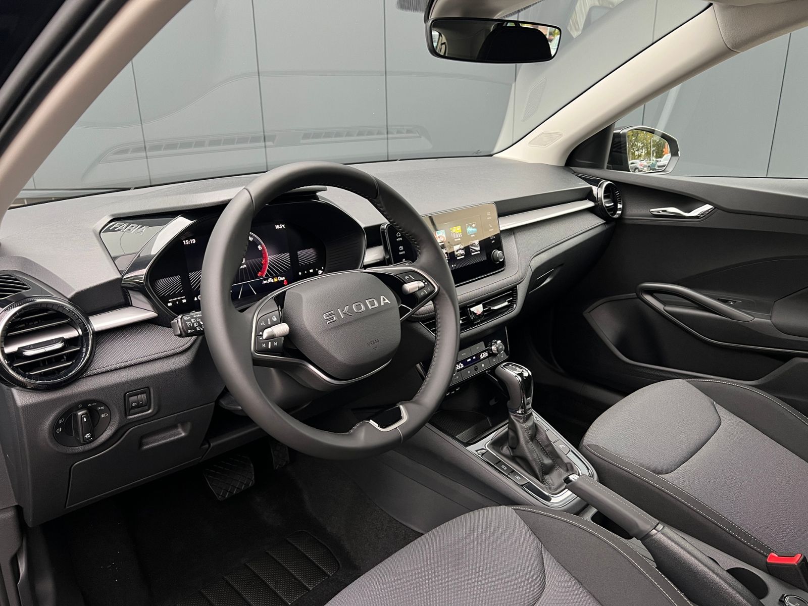 Fahrzeugabbildung SKODA Fabia Edition 130 1.0 TSI DSG *Garantie, LED, 15