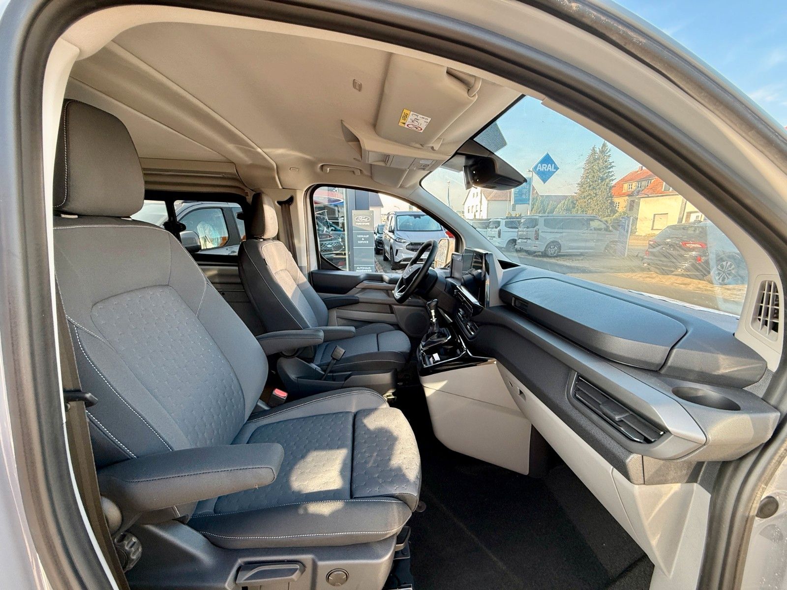 Vehicle image: Ford Nugget L1 Titanium | New Model V710