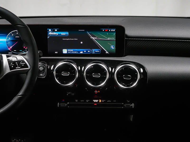 Fahrzeugabbildung Mercedes-Benz A 180 PROGRESSIVE+AHK+LENKRADHEIZ+KAMERA+LED+