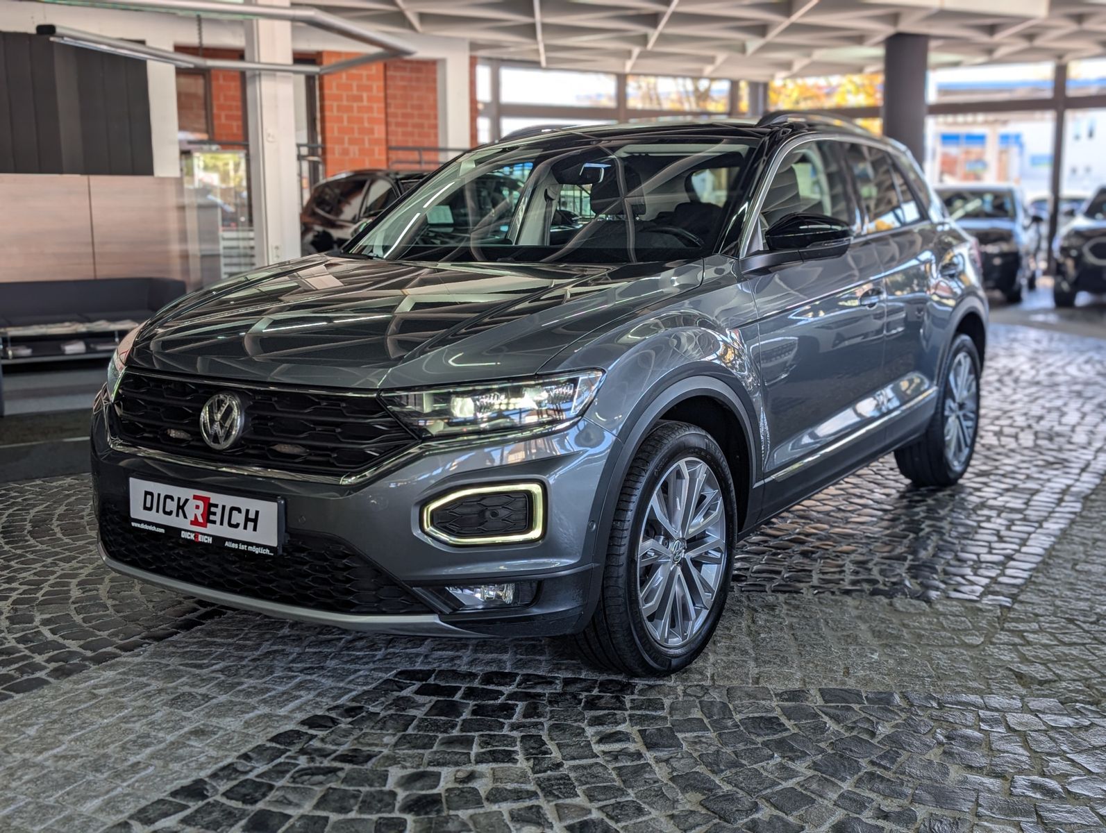 Fahrzeugabbildung Volkswagen T-Roc 1.6 TDI IQ.DRIVE ACC LED KAM SHZ AHK VIRT