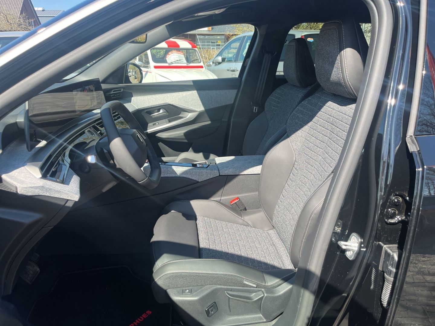Fahrzeugabbildung Peugeot 5008 Allure HYBRID 145 Navi LED ACC CarPlay