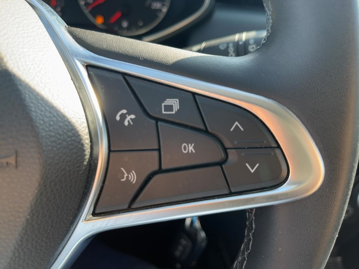 Fahrzeugabbildung Renault Clio ZEN TCe 90 EPH 7"Touch - mit KI generiert/bearbeitet