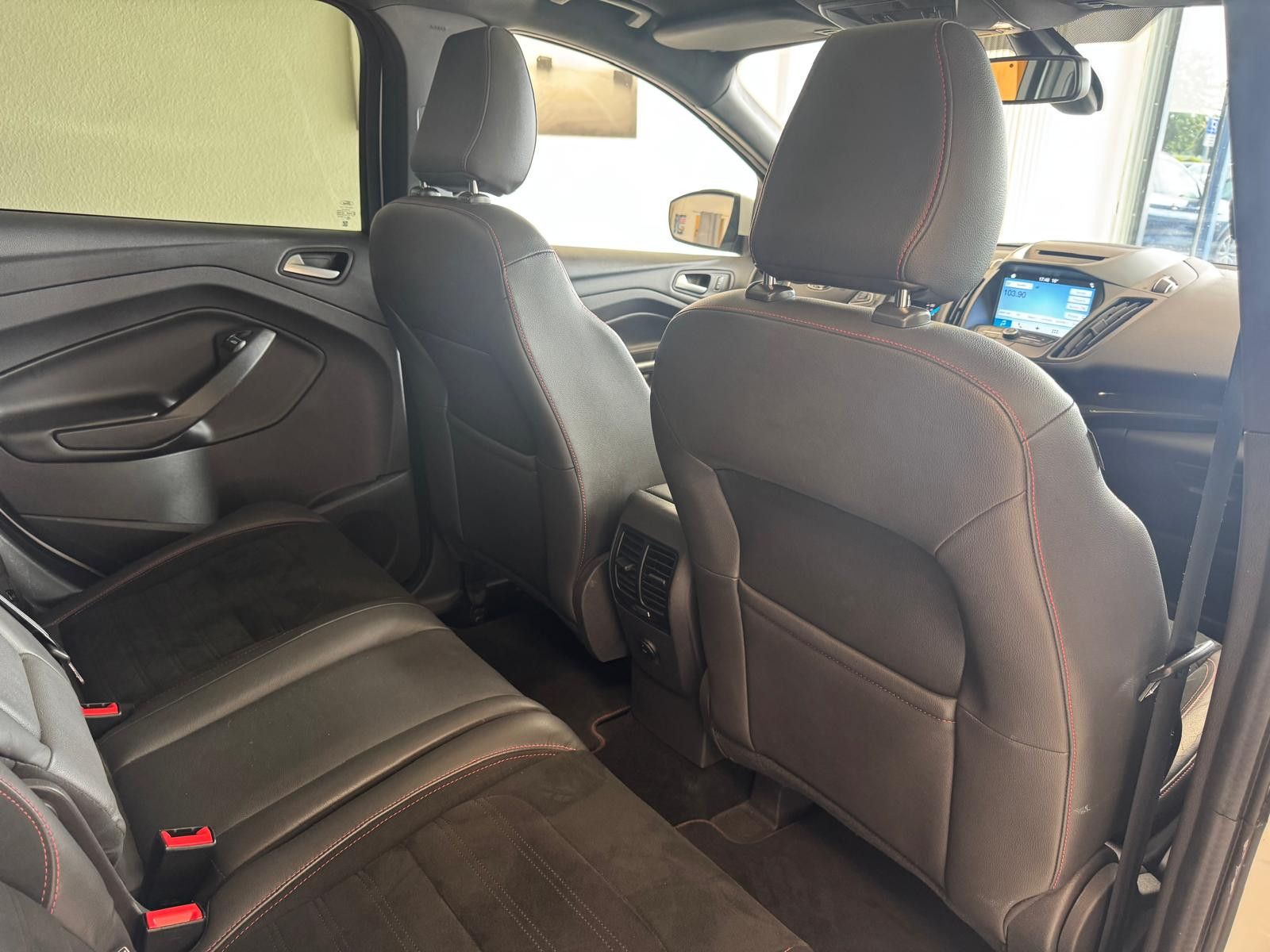 Fahrzeugabbildung Ford Kuga ST-Line / AHK/NAVI/KLIMA/8.FACH BEREIFT