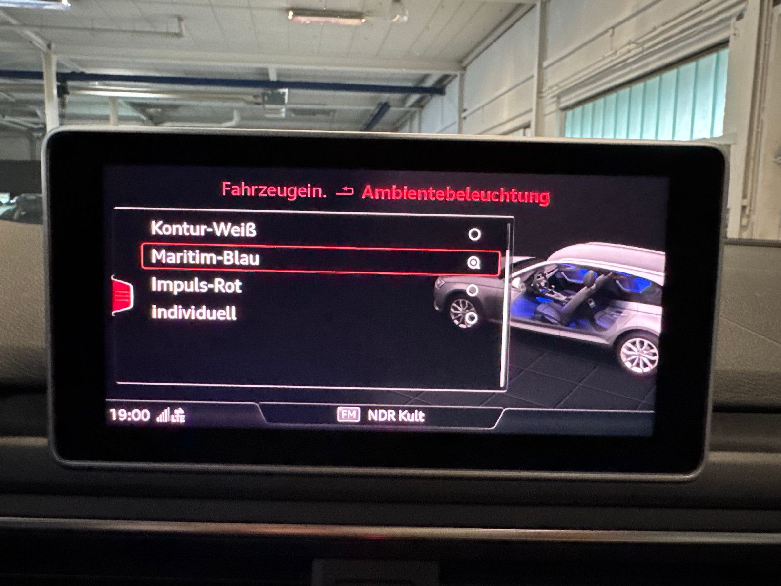 Fahrzeugabbildung Audi A4 Avant DESIGN S-TRONIC PANO STHD AHK LEDER