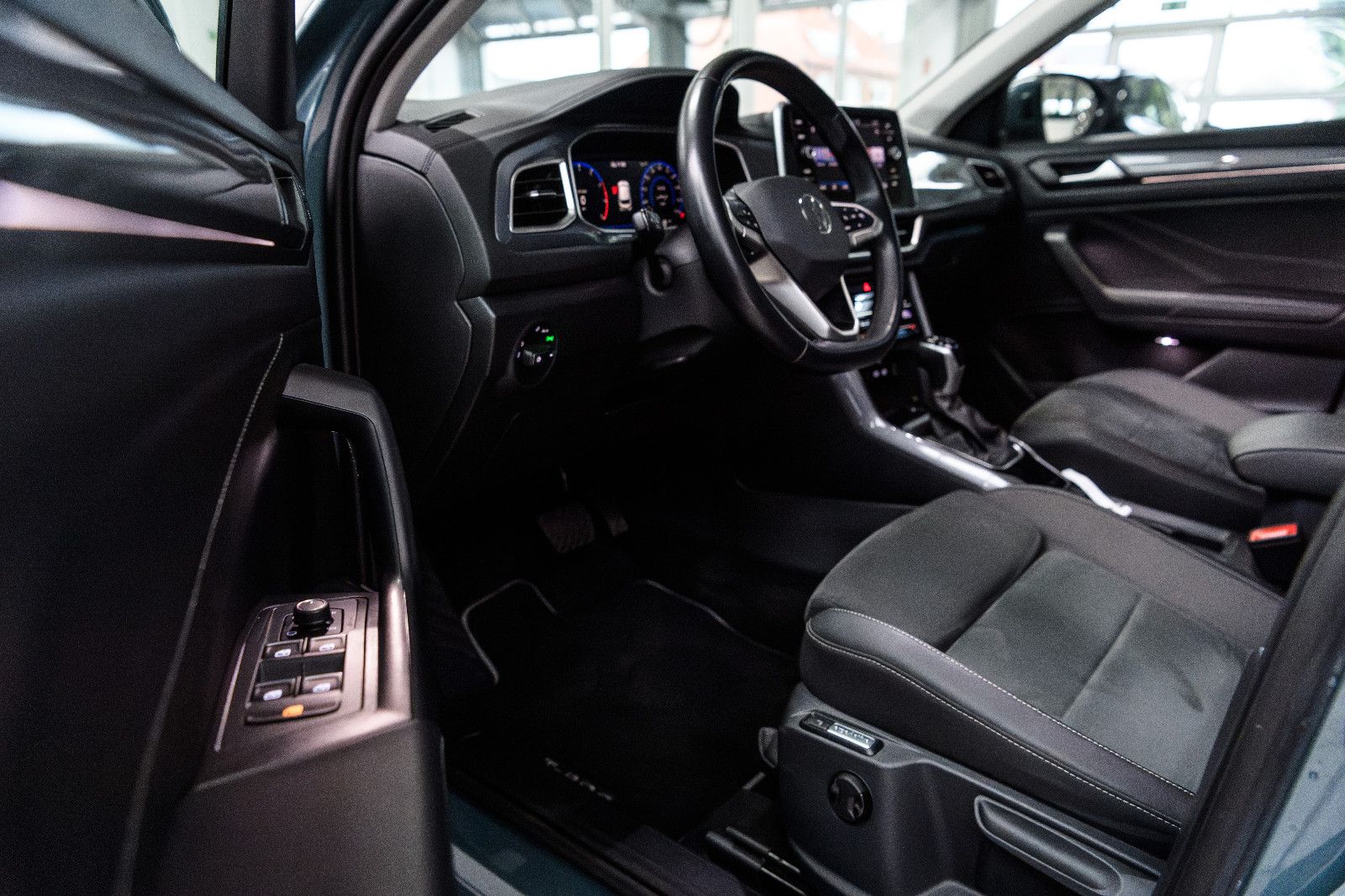 Fahrzeugabbildung Volkswagen T-Roc Style 1.5 TSI DSG LED+AHK+KEYLESS+KAMERA