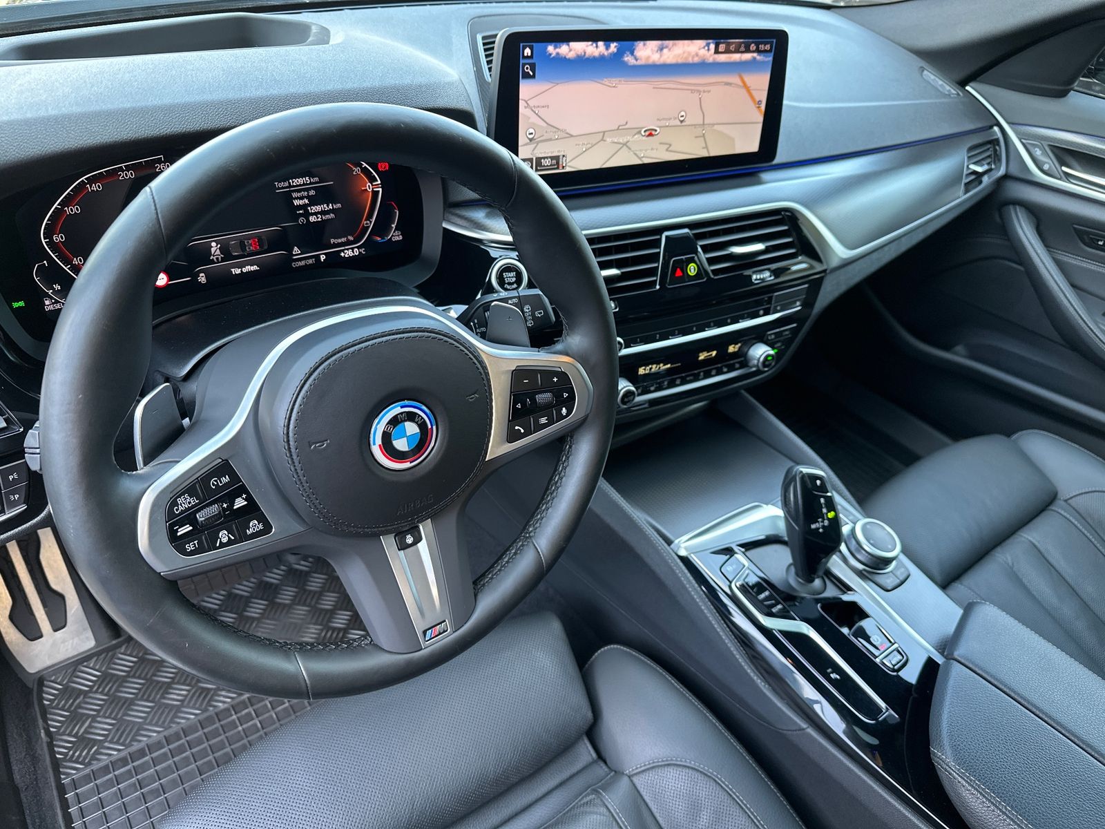 Fahrzeugabbildung BMW 520d Touring M-Sport NAV+LED+PANO+AHK+STHZG