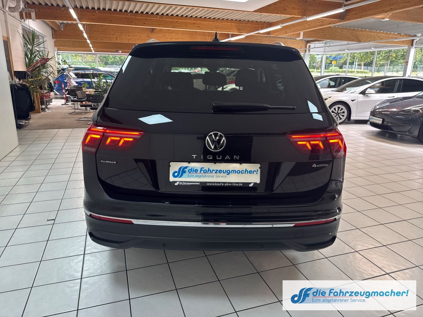 Fahrzeugabbildung Volkswagen Tiguan Life 4Motion 2.0 TDI AHK-klappbar Navi Di