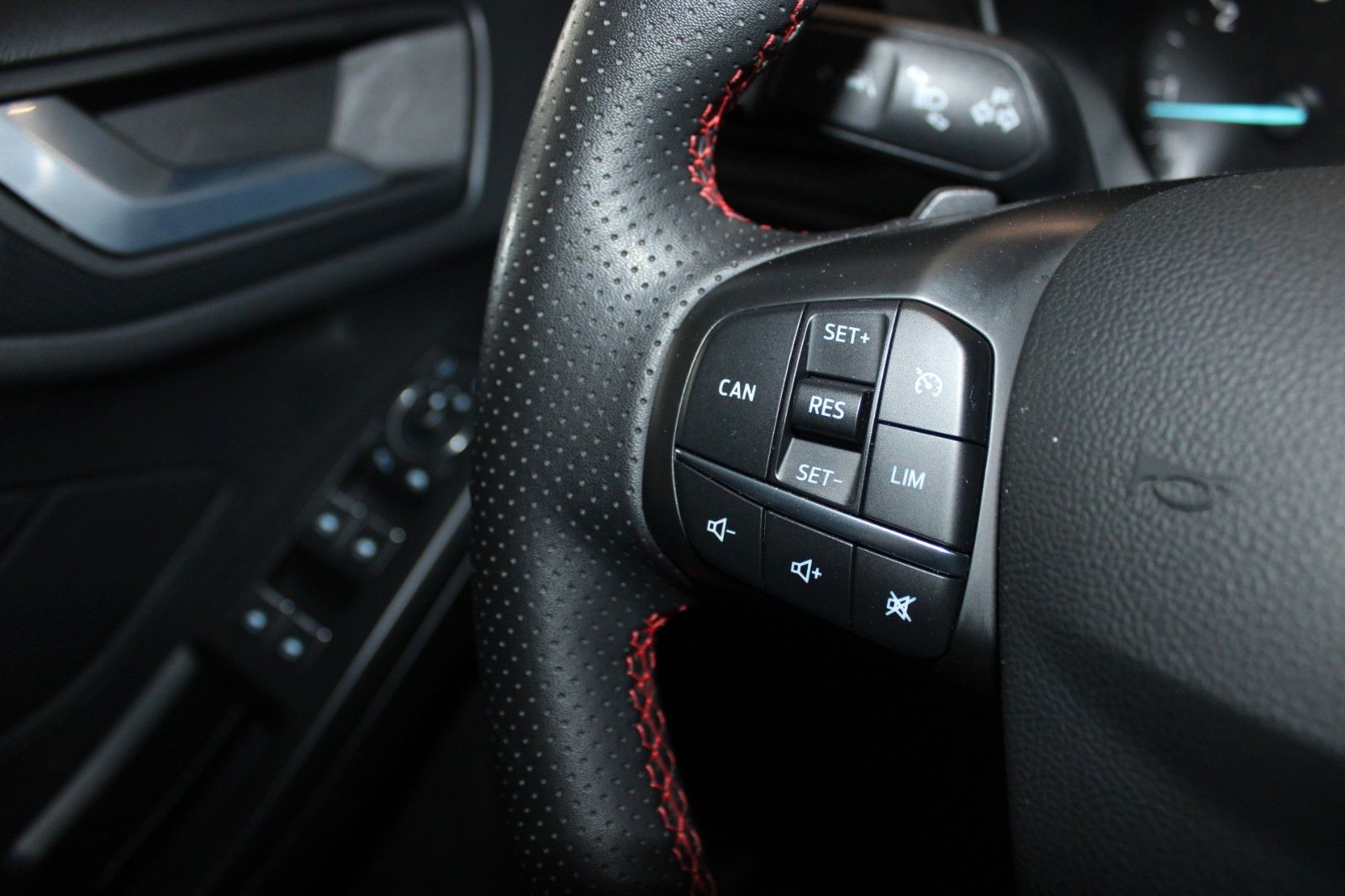 Fahrzeugabbildung Ford Focus ST-LINE Turnier Automatik LED NAVI CAM AHK