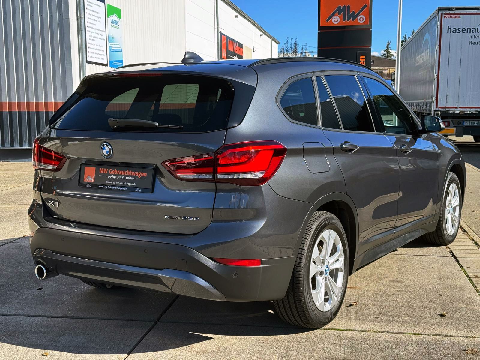 Fahrzeugabbildung BMW X1 xDrive25e Advantage ACC KAM LED PANO AHK SHZ