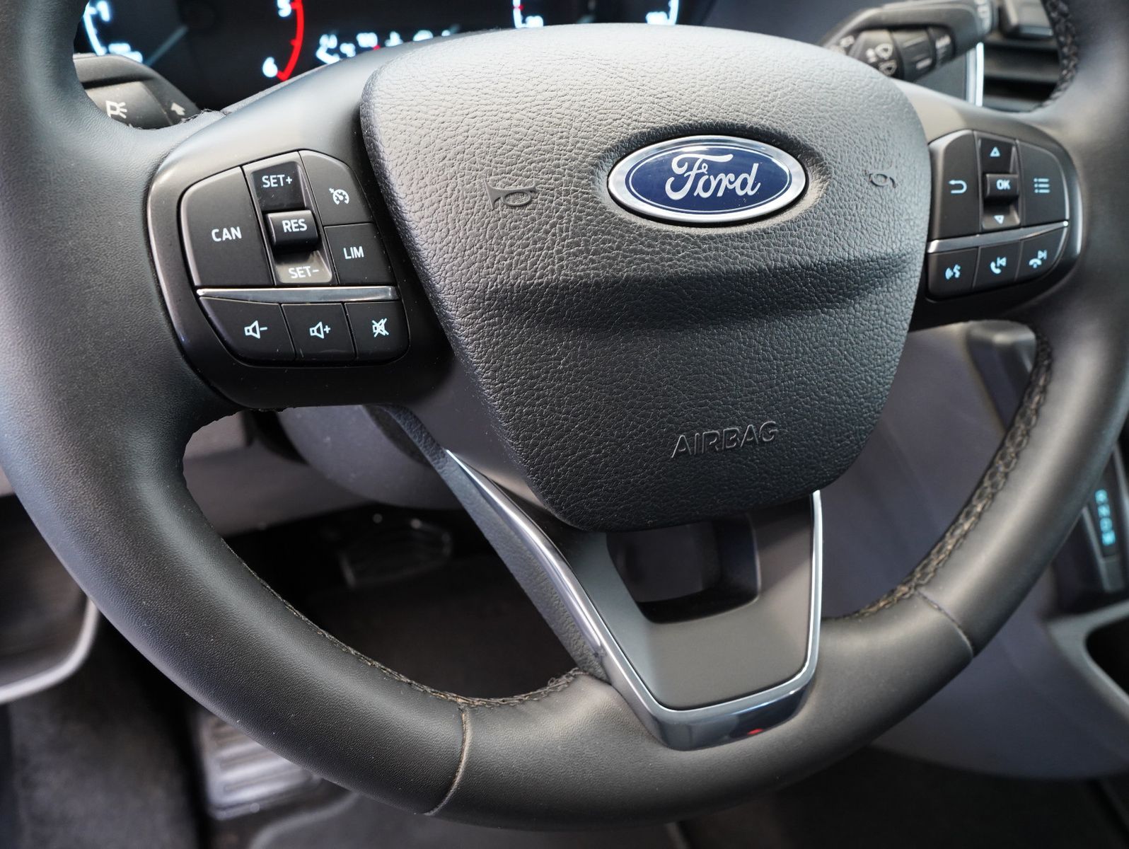 Fahrzeugabbildung Ford Tourneo Custom 320 L1 Active 8-SITZER