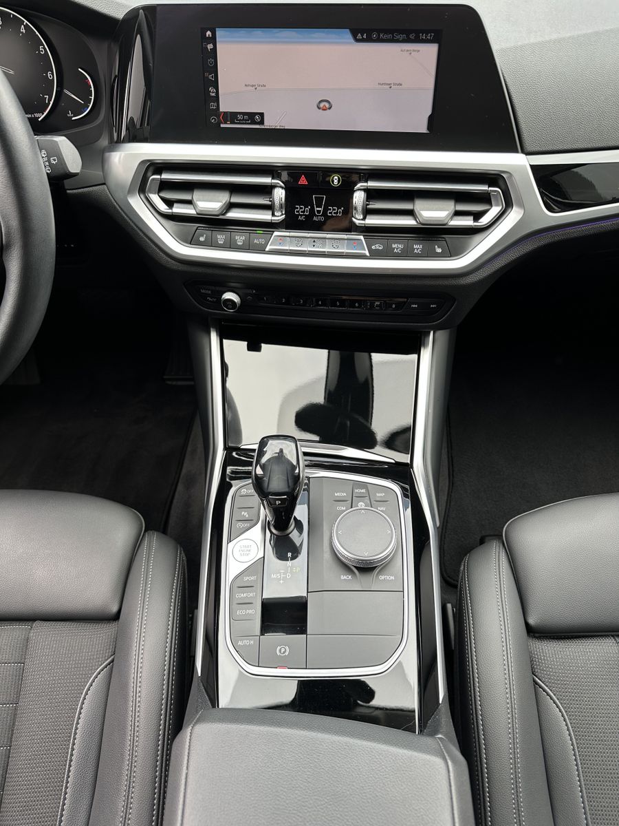 Fahrzeugabbildung BMW 320i Touring Sport-Line NAV+LED+TEMPOMAT+KAMERA