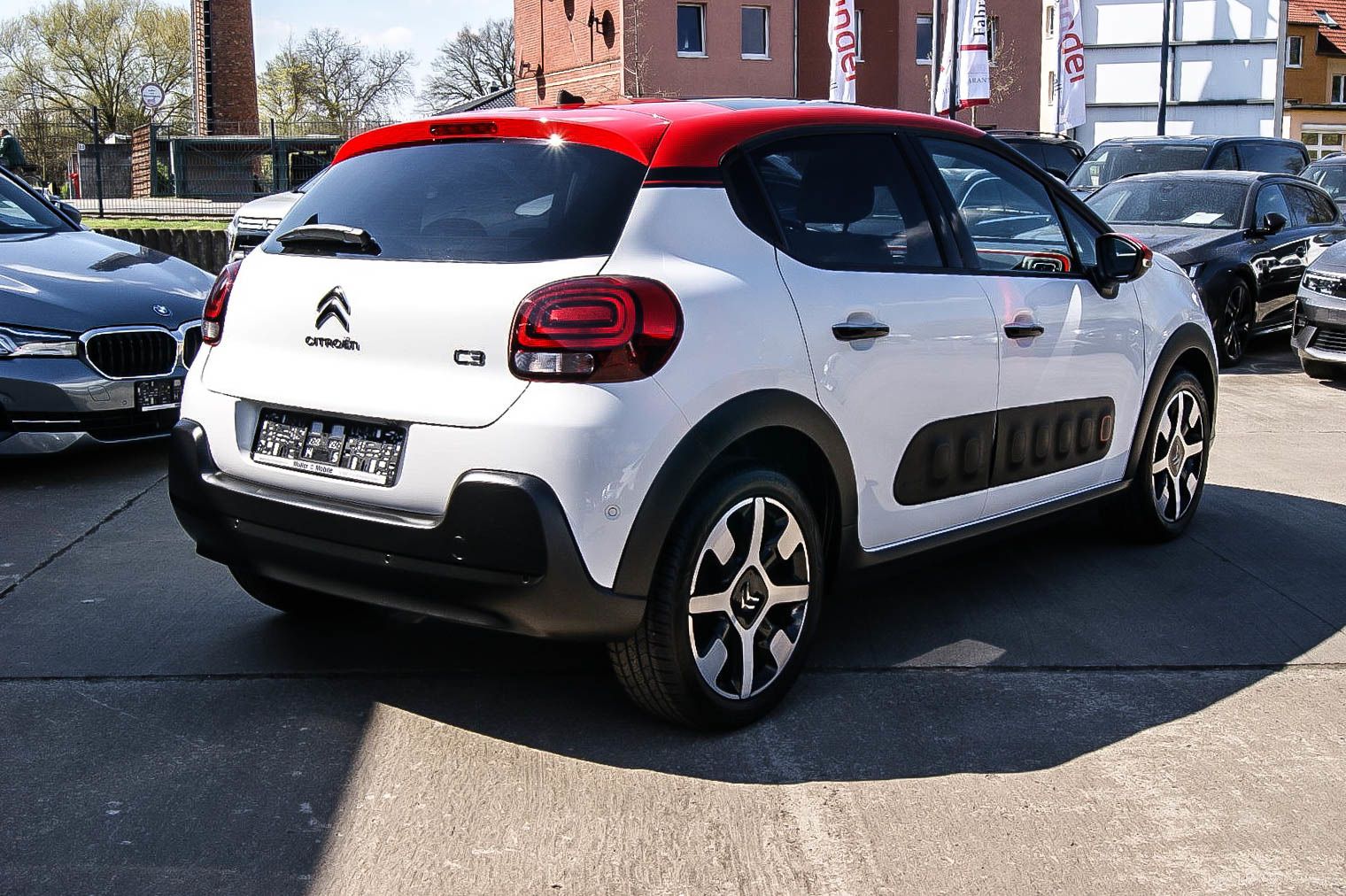 Fahrzeugabbildung Citroën C3 Shine 1.2 VTi PANORAMA KAMERA DASHCAM KEYLESS