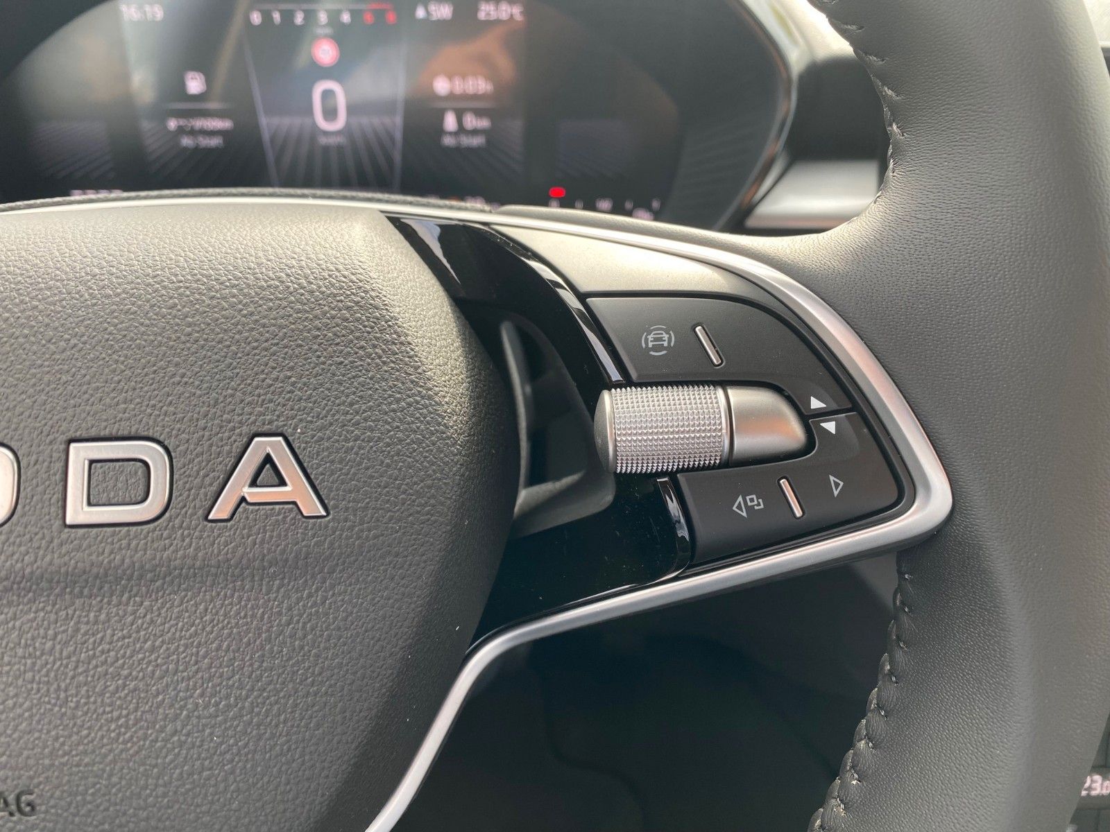 Fahrzeugabbildung SKODA Fabia 1.0 TSI DSG+BEHEIZ. LENKRAD+KAMERA+SMARTLI