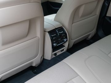 Fahrzeugabbildung BMW 530e xD Kamera Laser HUD DAB HiFi AHK ACC Komfor