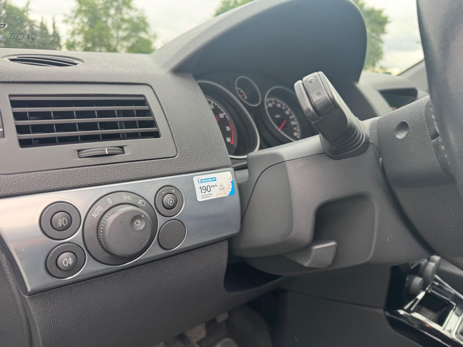 Opel Astra 2009 — photo 10
