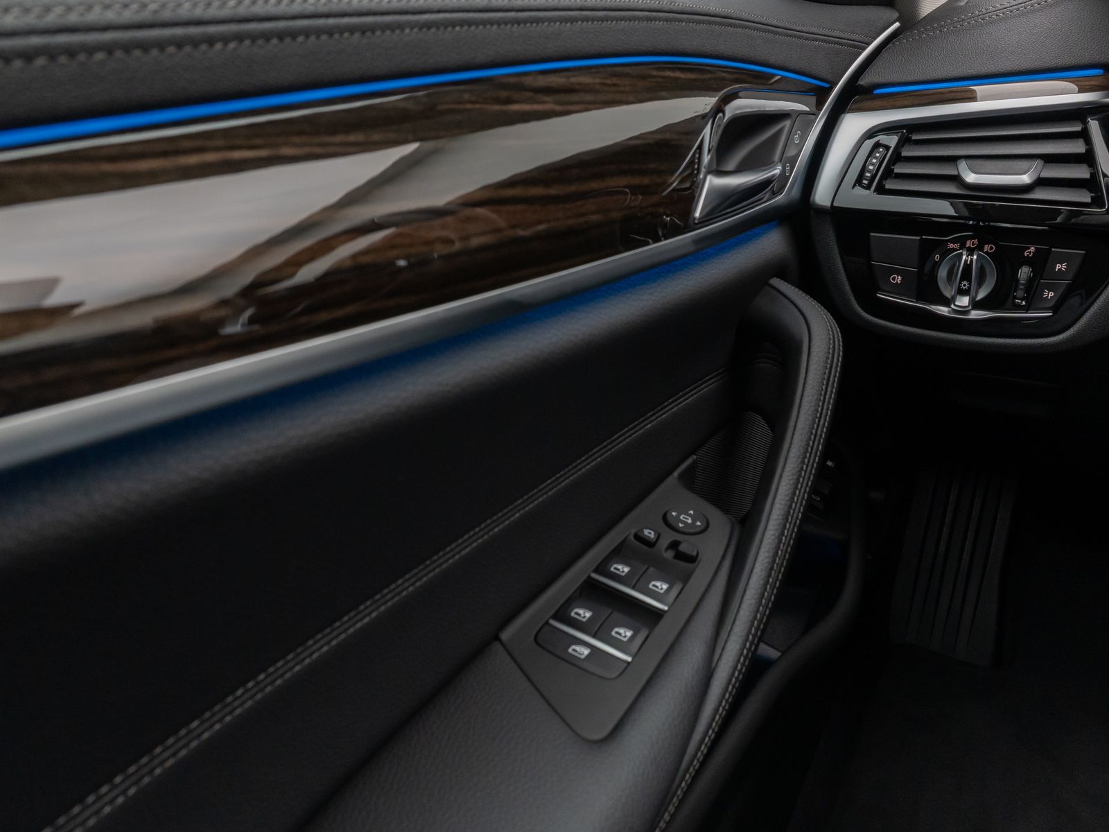 Fahrzeugabbildung BMW 530e Luxury Line Kamera DAB WLAN Alarm Sport AHK