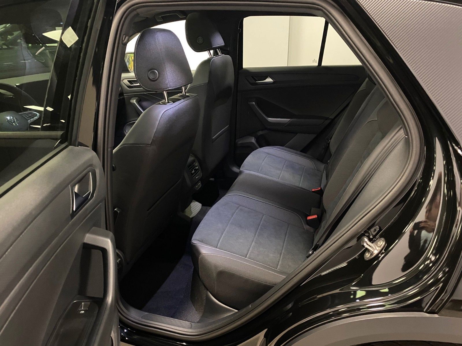 Fahrzeugabbildung Volkswagen T-Roc 1.5 TSI DSG+STYLE+PANORAMA+19"+ACC+MATRIX+