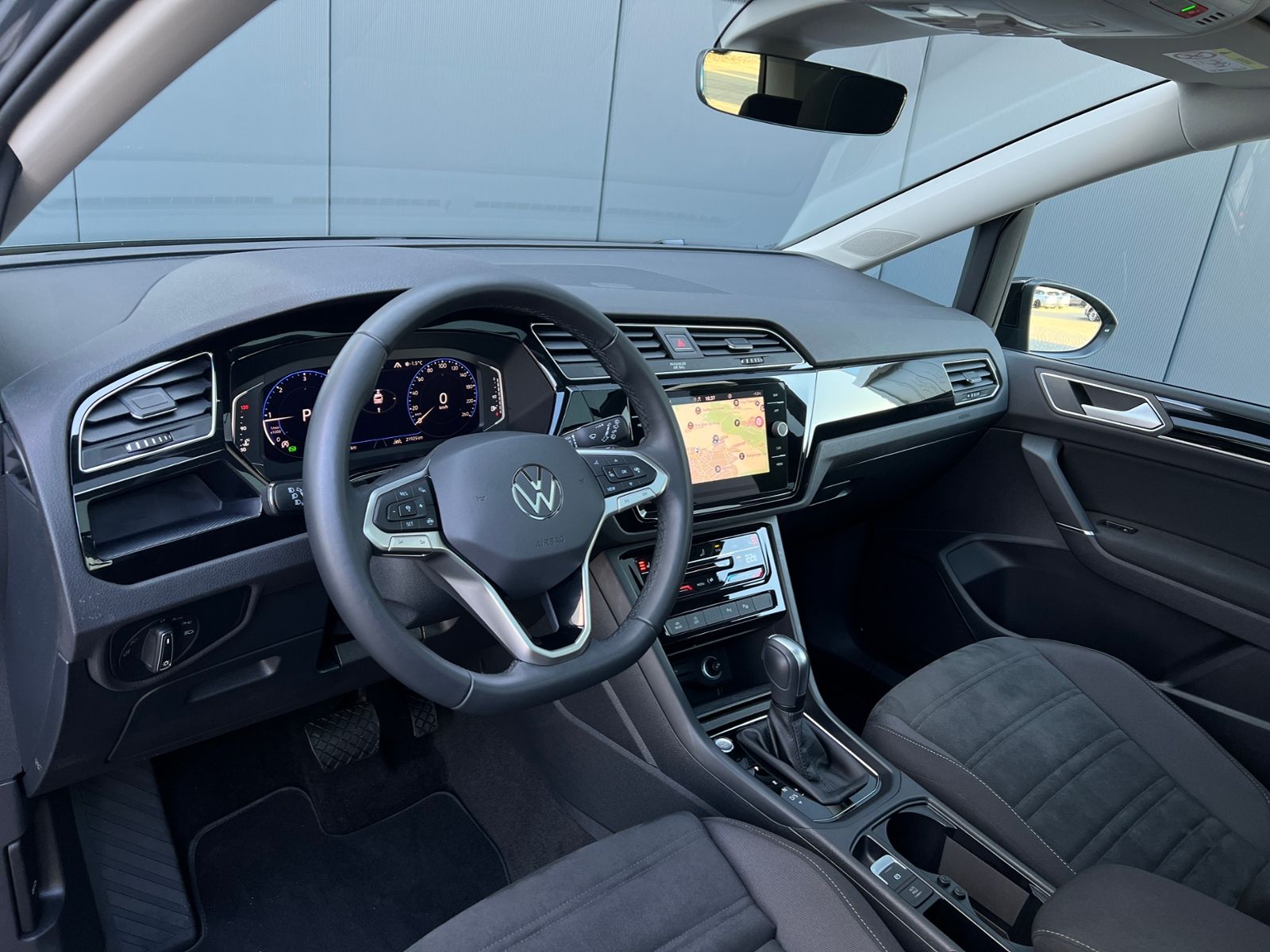 Fahrzeugabbildung Volkswagen Touran Highline 2.0 TDI DSG *AHK, 7 Sitze, LED,