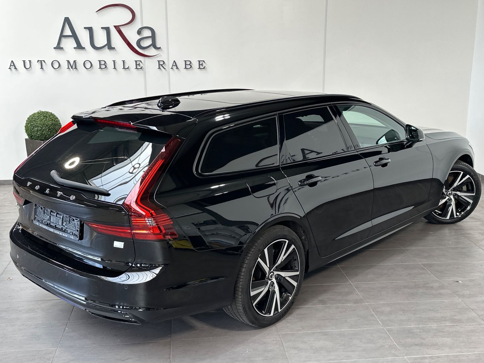 Fahrzeugabbildung Volvo V90 T8 Ultimate Dark NAV+LED+PANO+ACC+AHK+H&K+VC