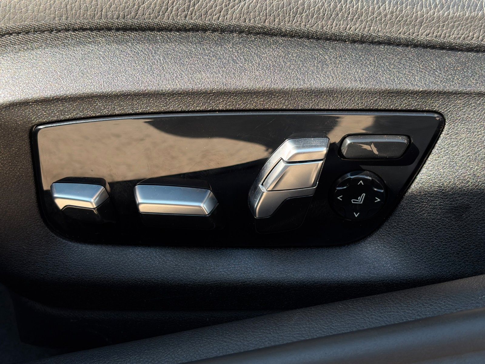 Fahrzeugabbildung BMW 540i Aut. Leder HuD Adap. LED CAM ACC H&K AHK