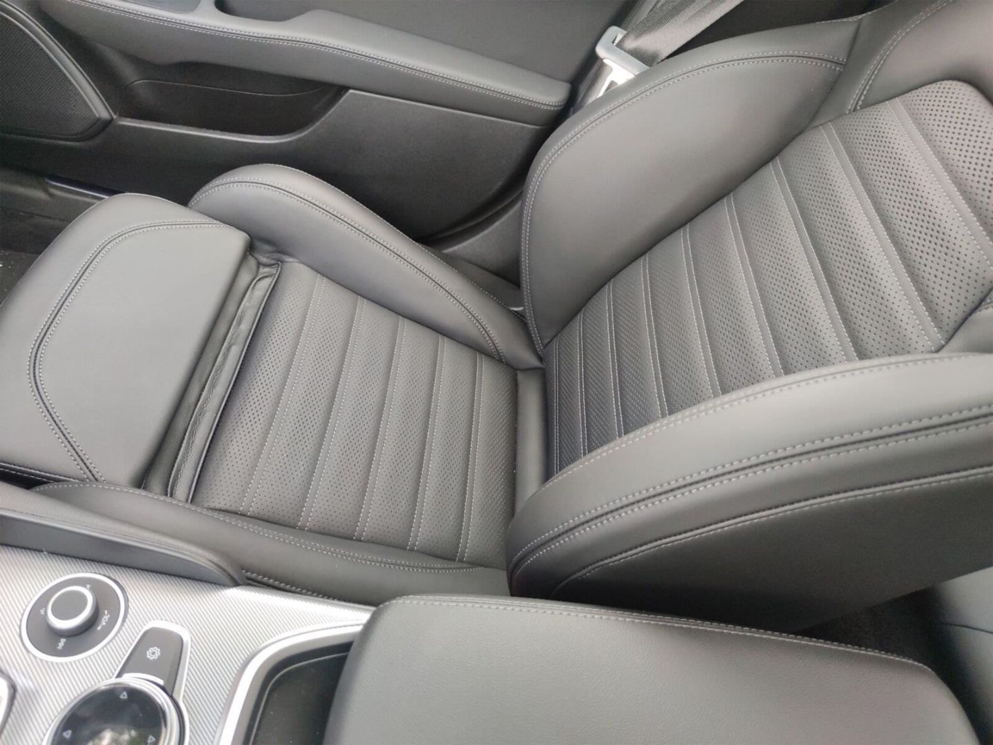 Fahrzeugabbildung Alfa Romeo Giulia 2.0 Turbo16V Q4 Veloce +PANO+HARMAN&KARDO