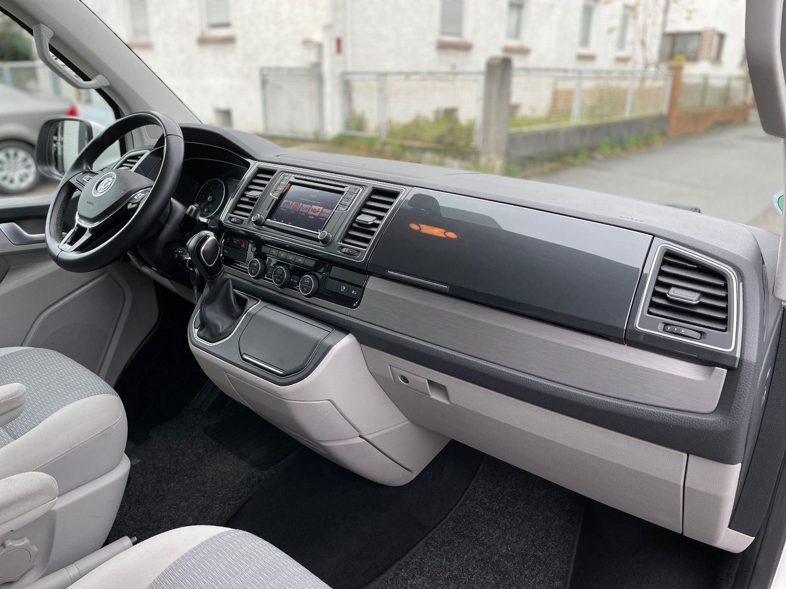 Fahrzeugabbildung Volkswagen T6 Caravelle Comfortline lang 9Sitze Automatik