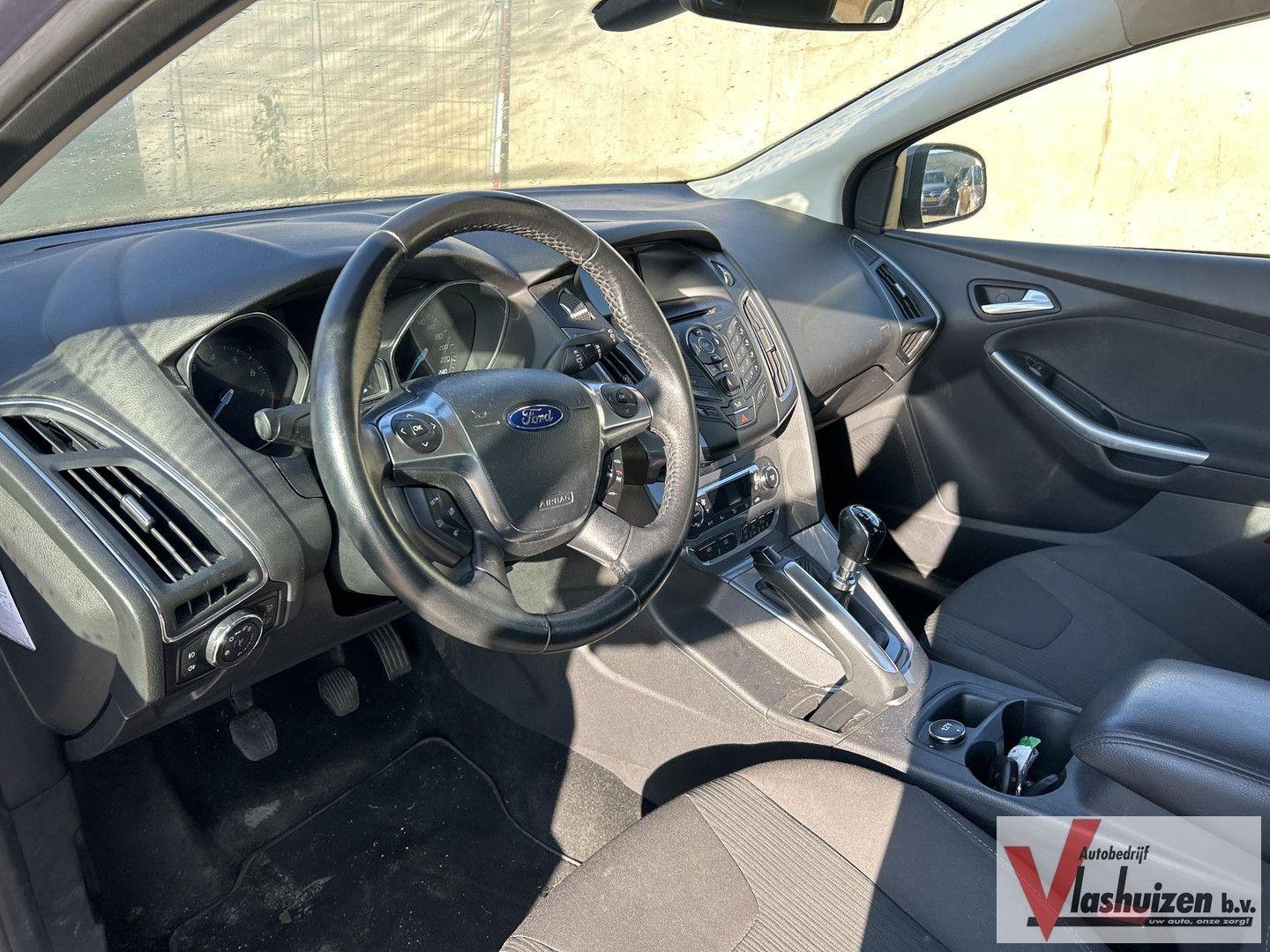 Ford Focus 2012 — interior