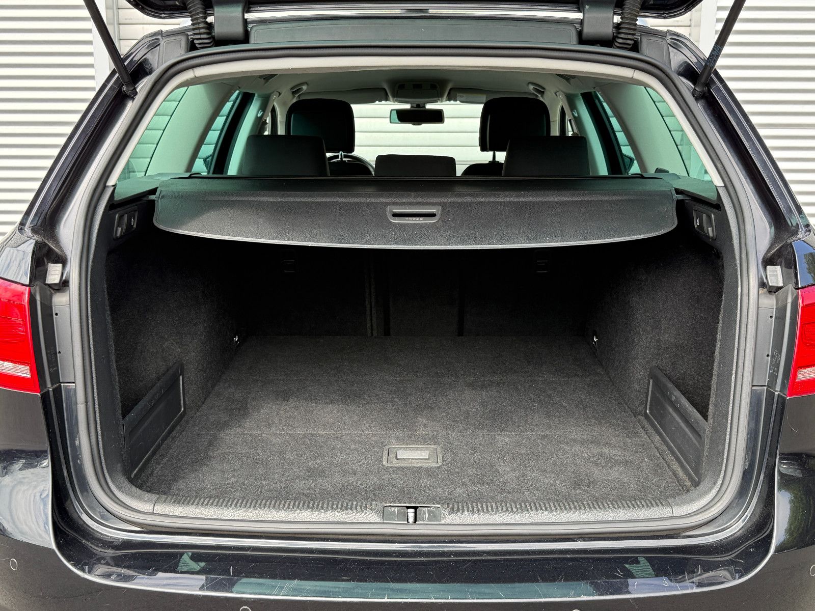 Fahrzeugabbildung Volkswagen Passat Variant Comfortline 1.8 TSI AHK GRA Navi